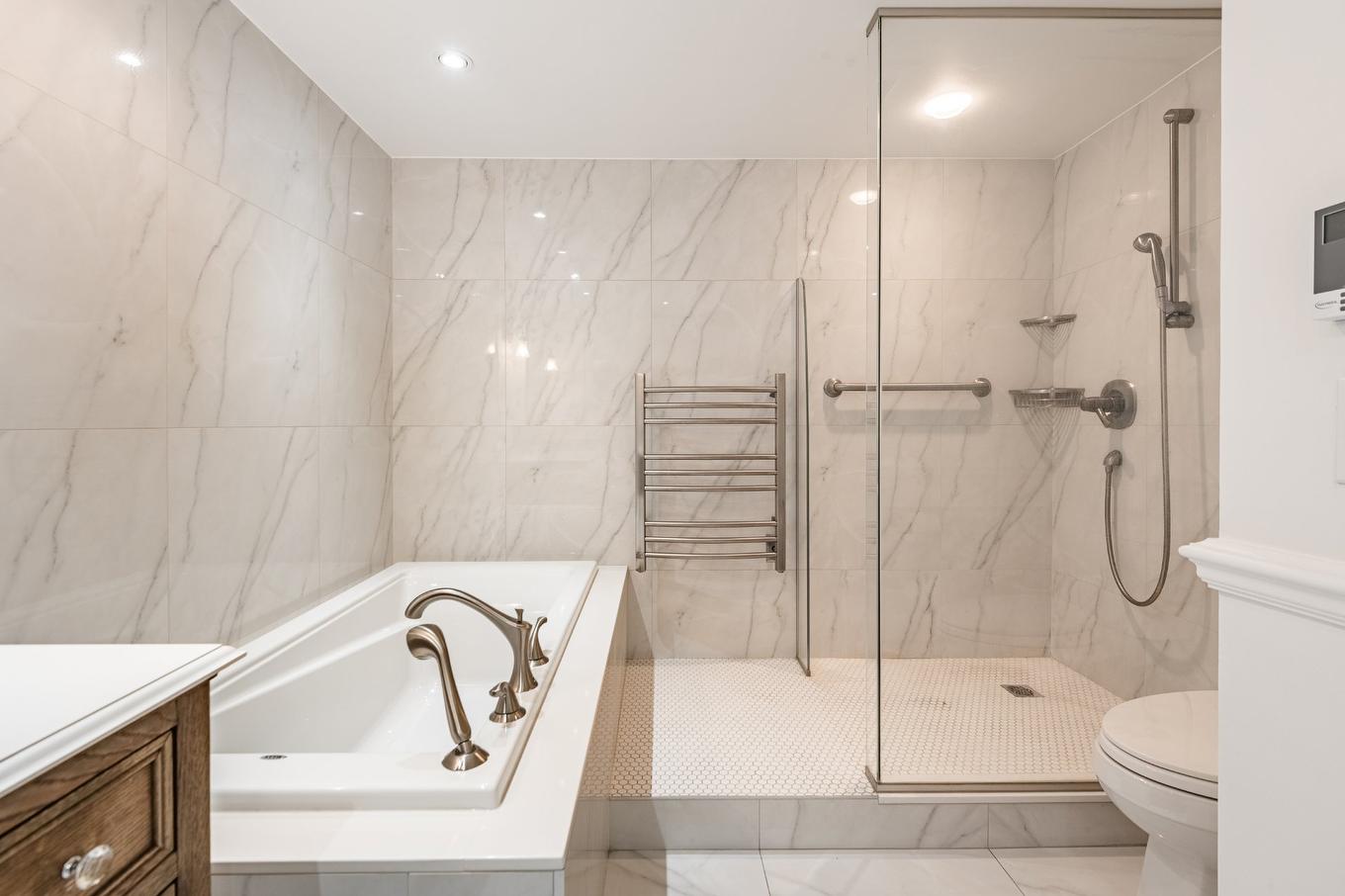 Salle de bains attenante à la CCP - 606-30 Ch. Bates, Montréal (Outremont), QC - Indoor Photo Showing Bathroom