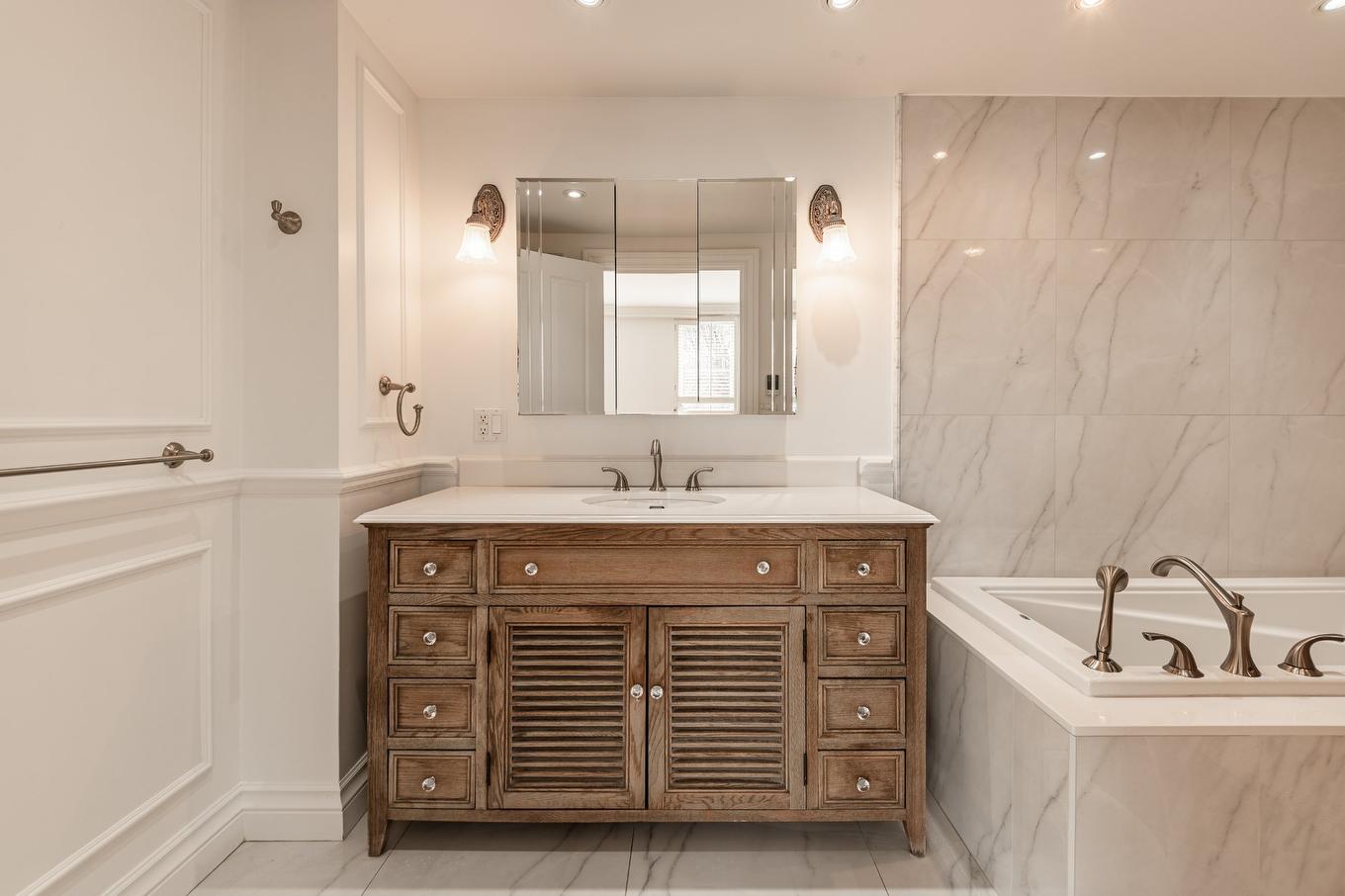 Salle de bains attenante à la CCP - 606-30 Ch. Bates, Montréal (Outremont), QC - Indoor Photo Showing Bathroom