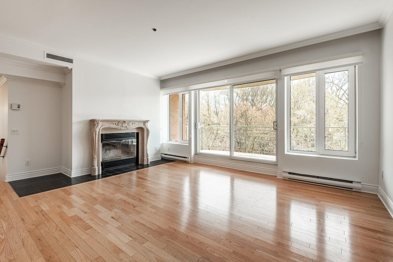 Salon - 606-30 Ch. Bates, Montréal (Outremont), QC - Indoor Photo Showing Living Room With Fireplace