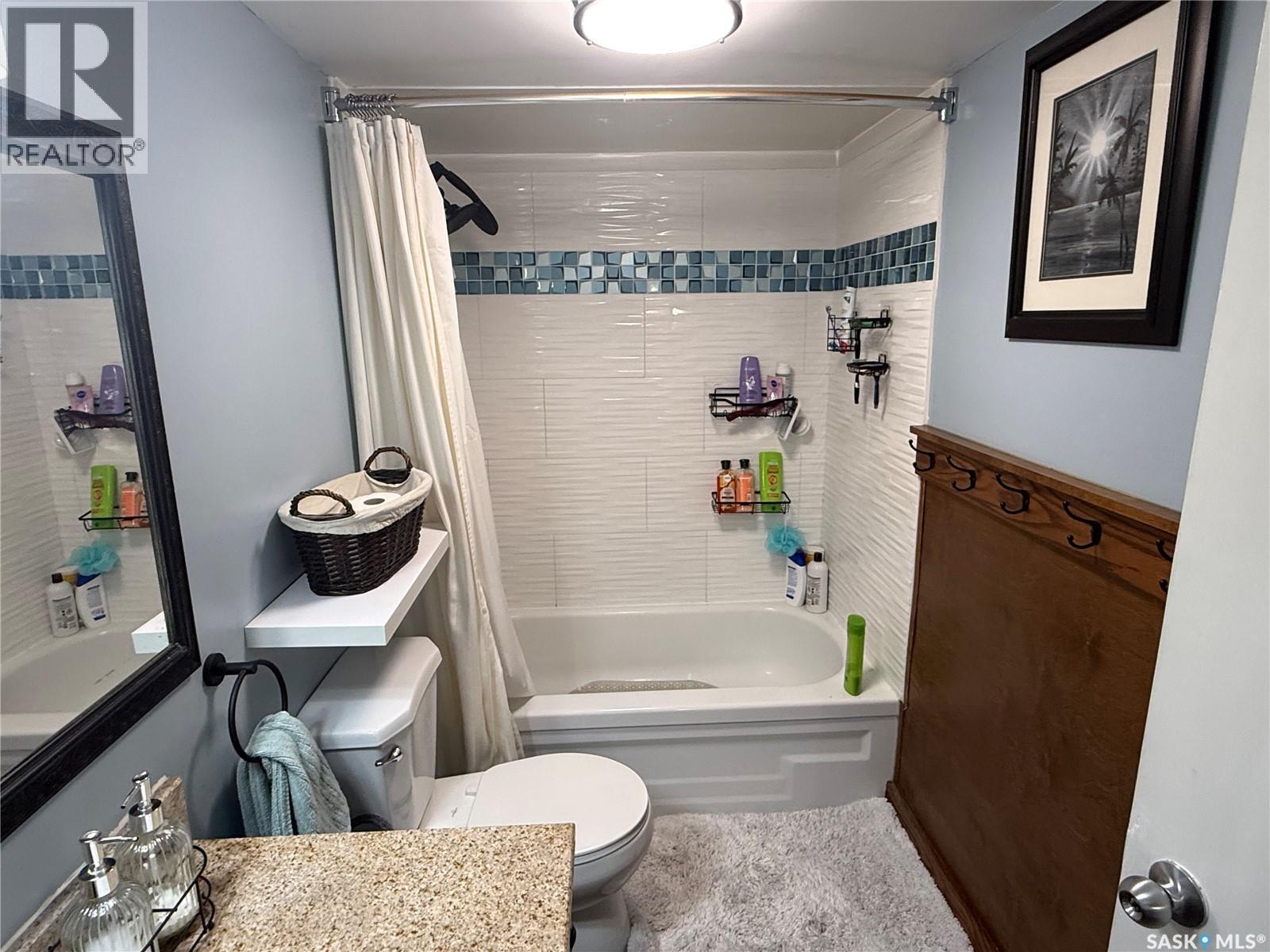 20 Scott Crescent, Weyburn, SK - Indoor Photo Showing Bathroom