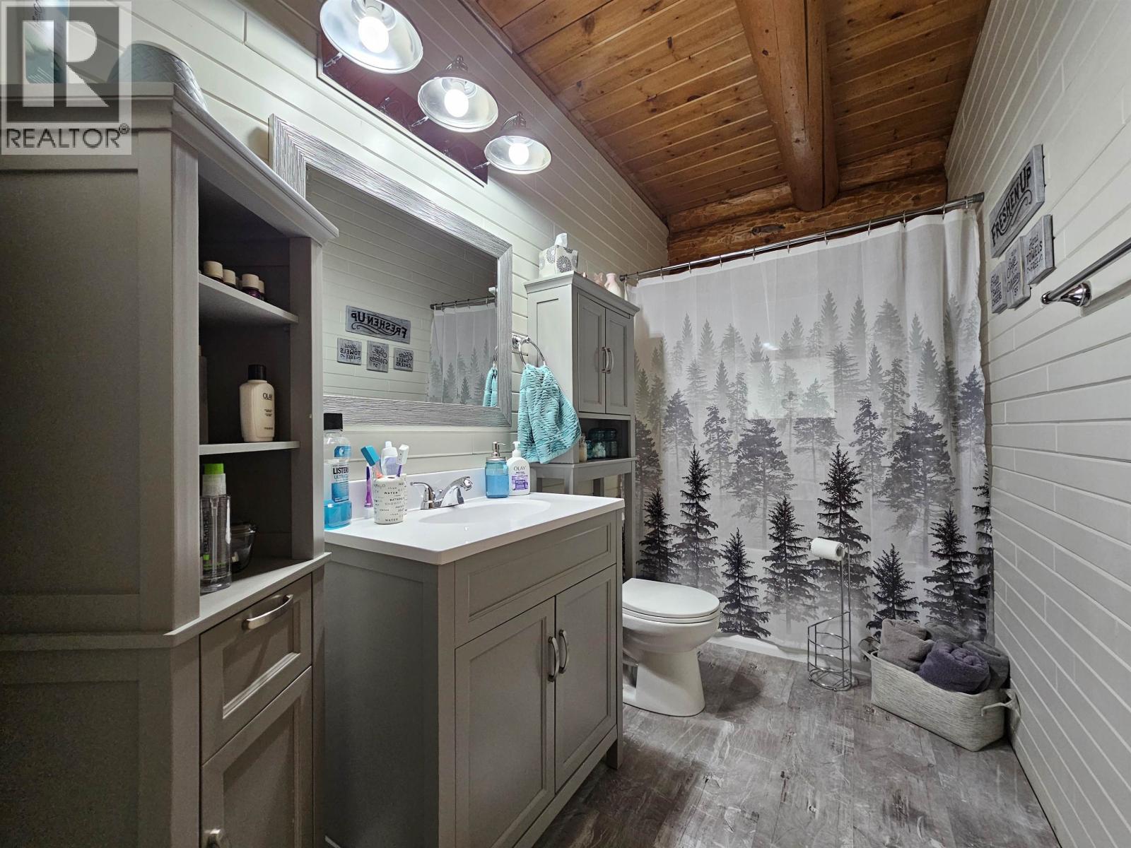 4884 Kitwanga Drive, 108 Mile Ranch, BC - Indoor Photo Showing Bathroom