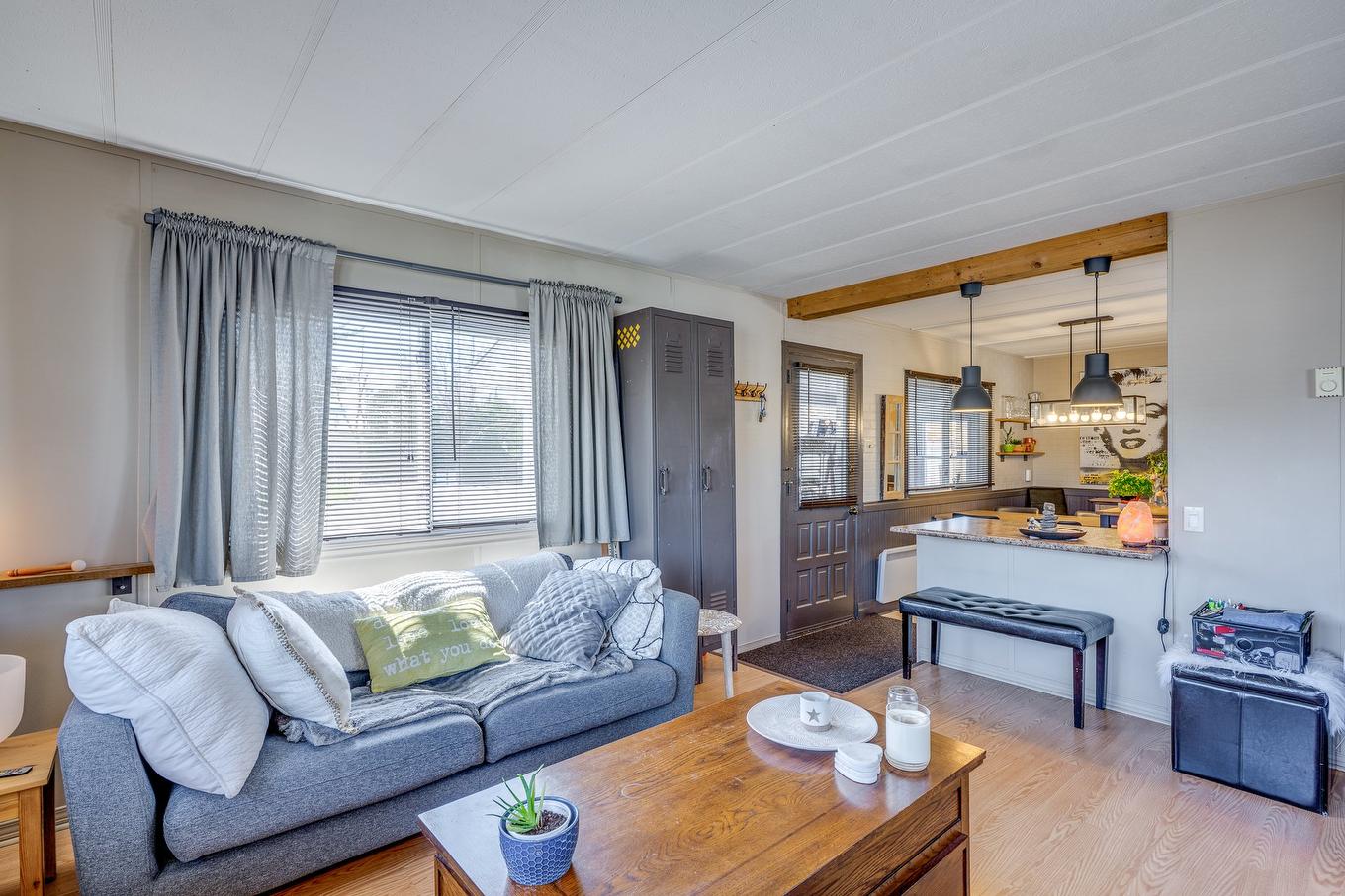 Salon - 13 Boul. Grand-Prix, Laval (Vimont), QC - Indoor Photo Showing Living Room