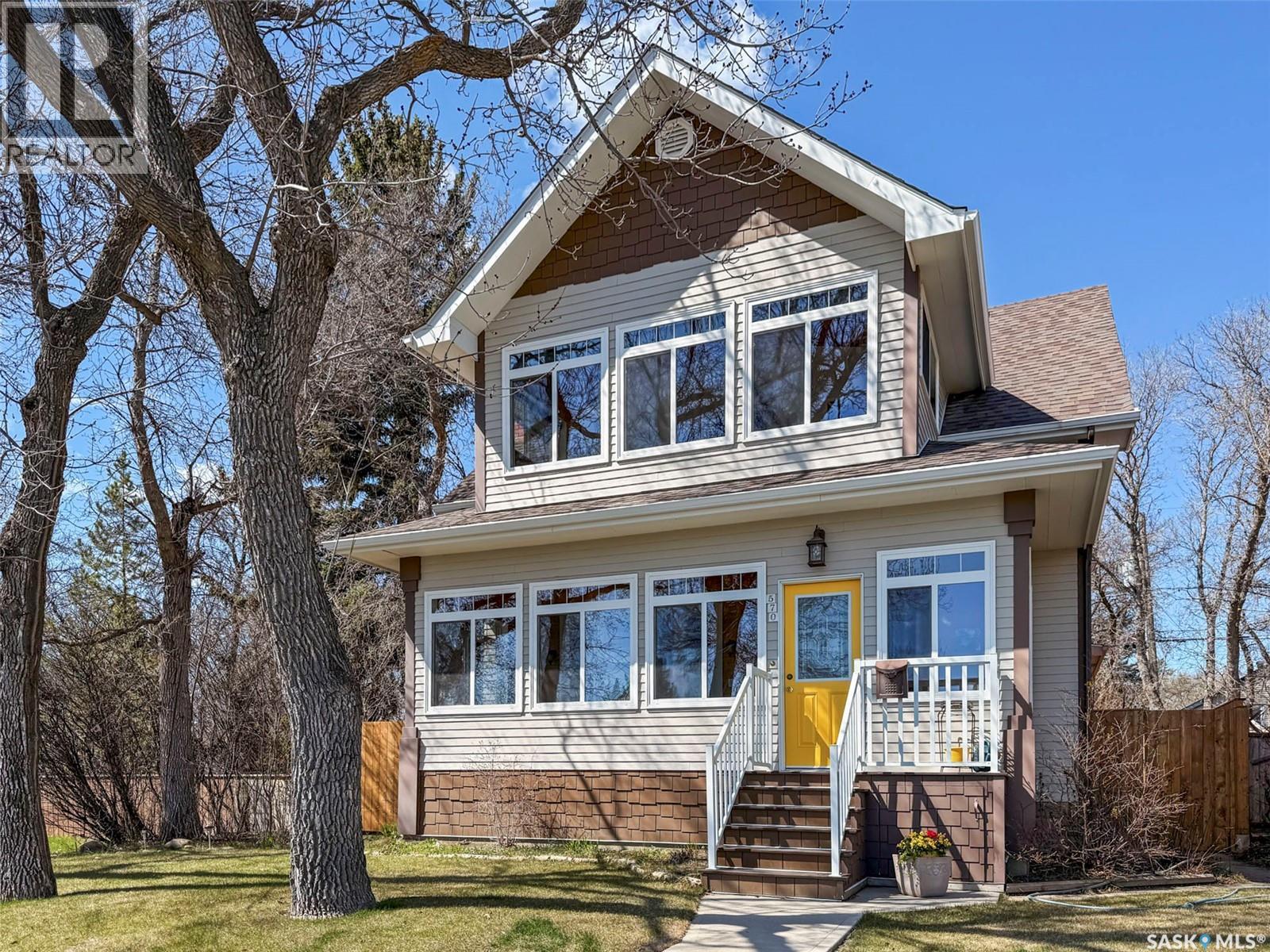 570 4Th Avenue Ne, Swift Current, SK - Outdoor With Facade