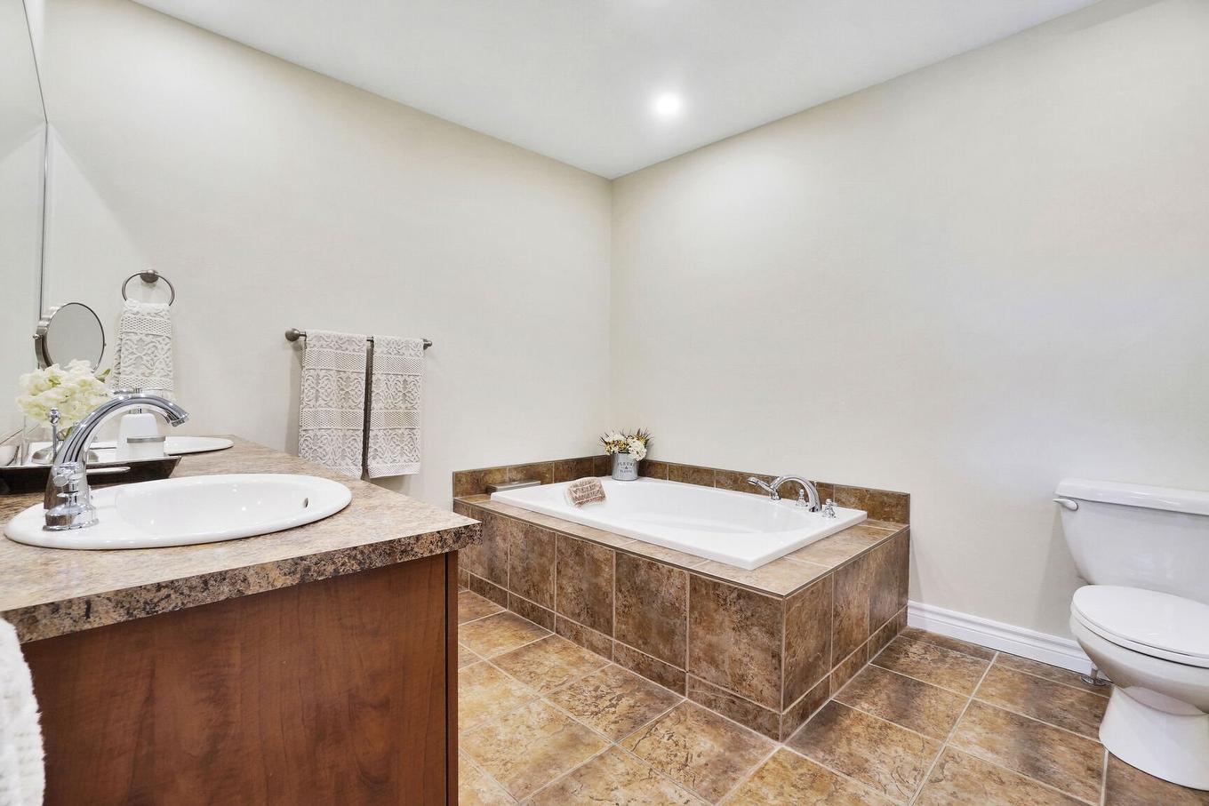 Ensuite bathroom - 11-36 Ch. Du Tour-Du-Lac, Sainte-Agathe-Des-Monts, QC - Indoor Photo Showing Bathroom