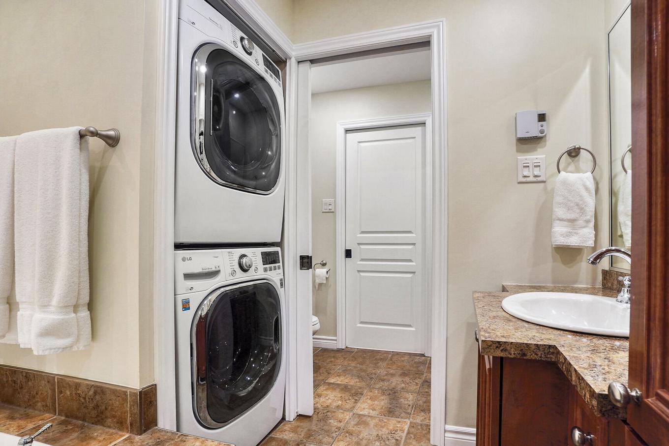 Laundry room - 11-36 Ch. Du Tour-Du-Lac, Sainte-Agathe-Des-Monts, QC - Indoor Photo Showing Laundry Room