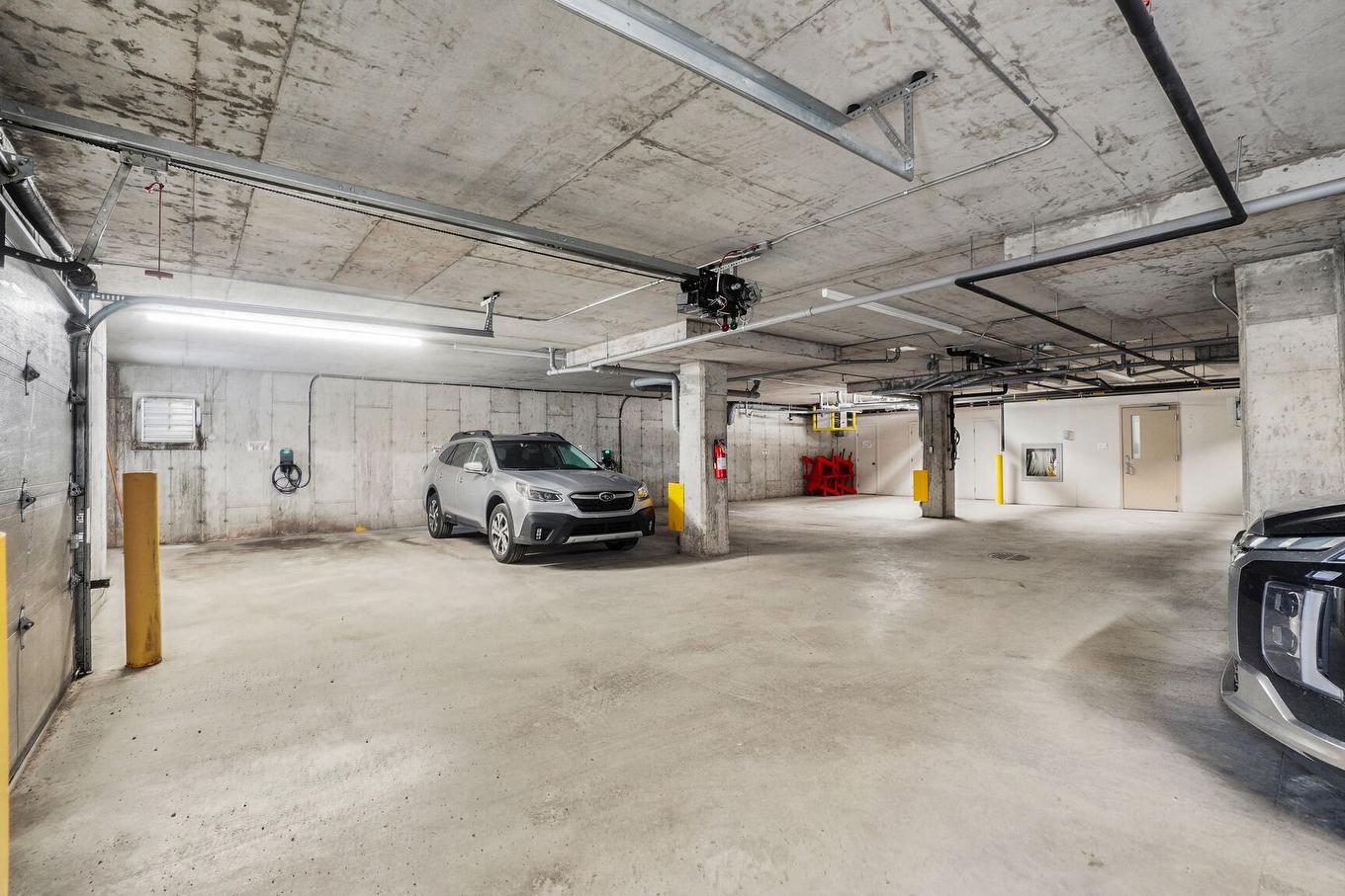 Parking - 11-36 Ch. Du Tour-Du-Lac, Sainte-Agathe-Des-Monts, QC - Indoor Photo Showing Garage