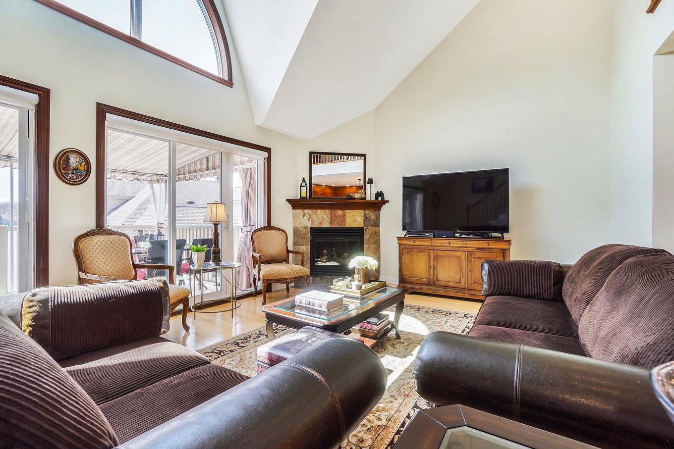 Living room - 11-36 Ch. Du Tour-Du-Lac, Sainte-Agathe-Des-Monts, QC - Indoor Photo Showing Living Room With Fireplace