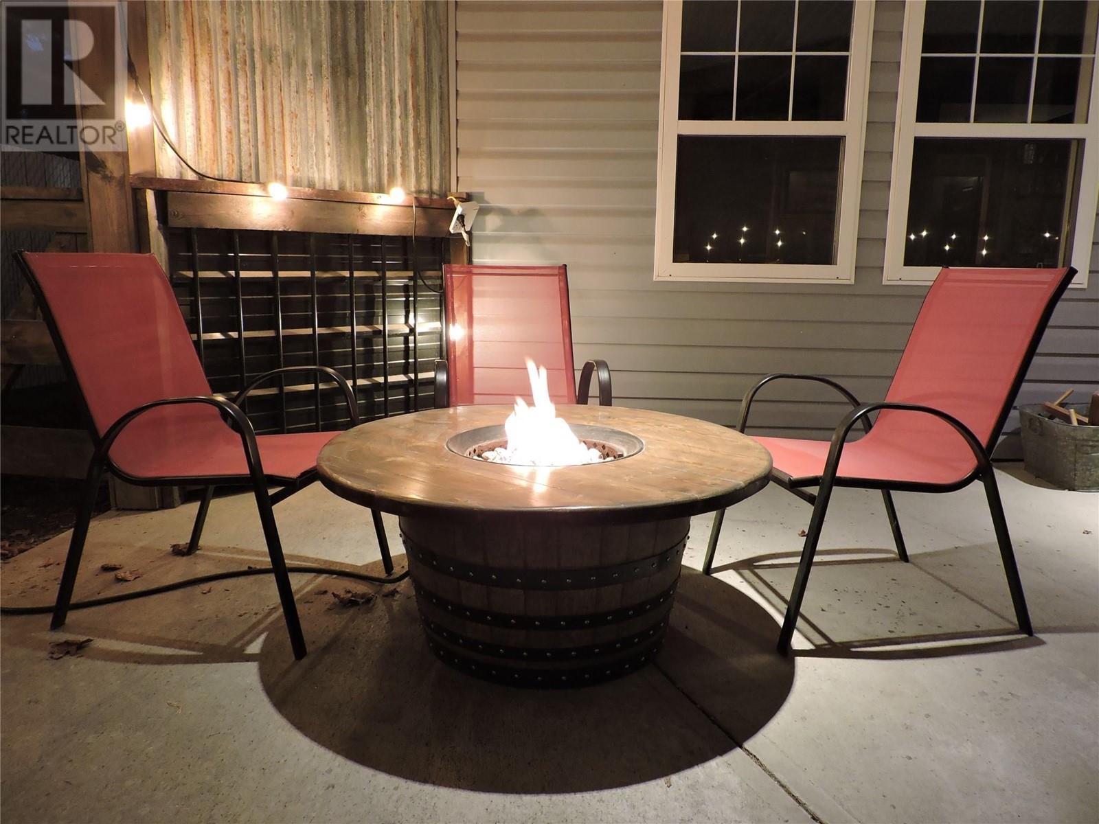 607 Eighth Avenue, Midway, BC