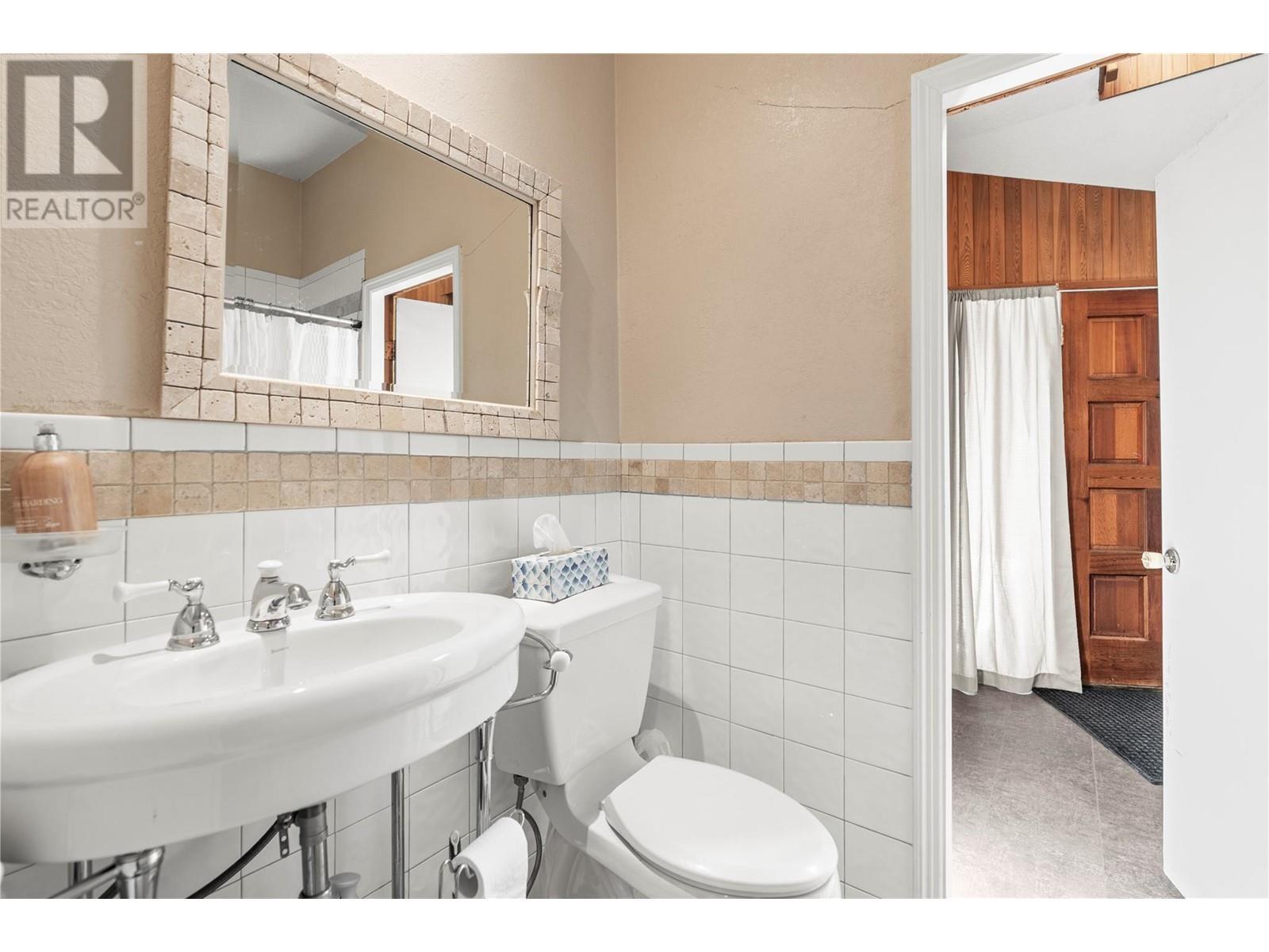 Primary Home Bathroom - 1451 Mountview Road, Vernon, BC - Indoor Photo Showing Bathroom