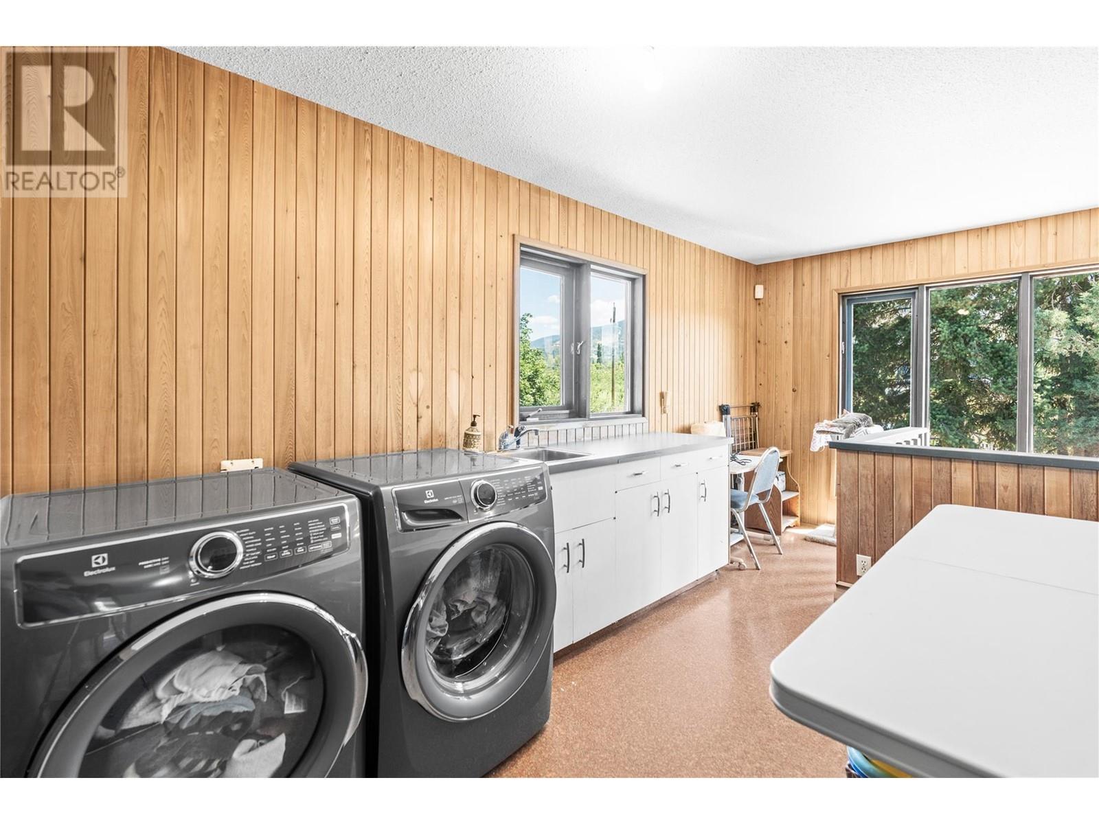 Primary Home Laundry - 1451 Mountview Road, Vernon, BC - Indoor Photo Showing Laundry Room