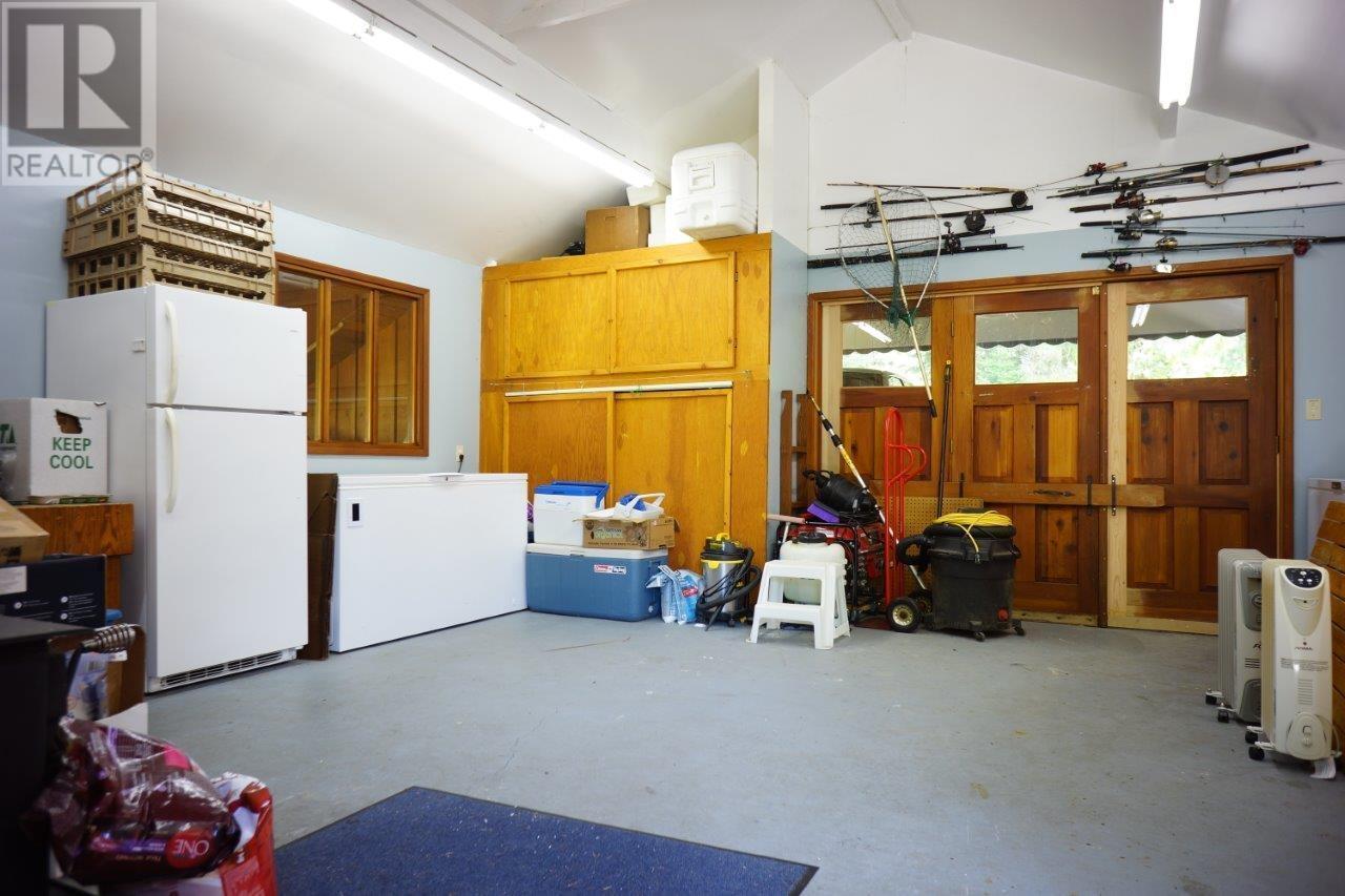 7047 Harrop-Procter Road, Harrop, BC - Indoor