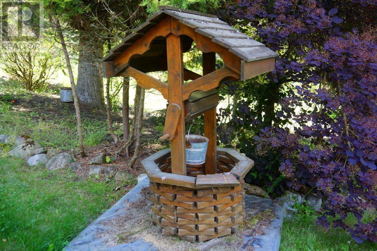 7047 Harrop-Procter Road, Harrop, BC - Outdoor