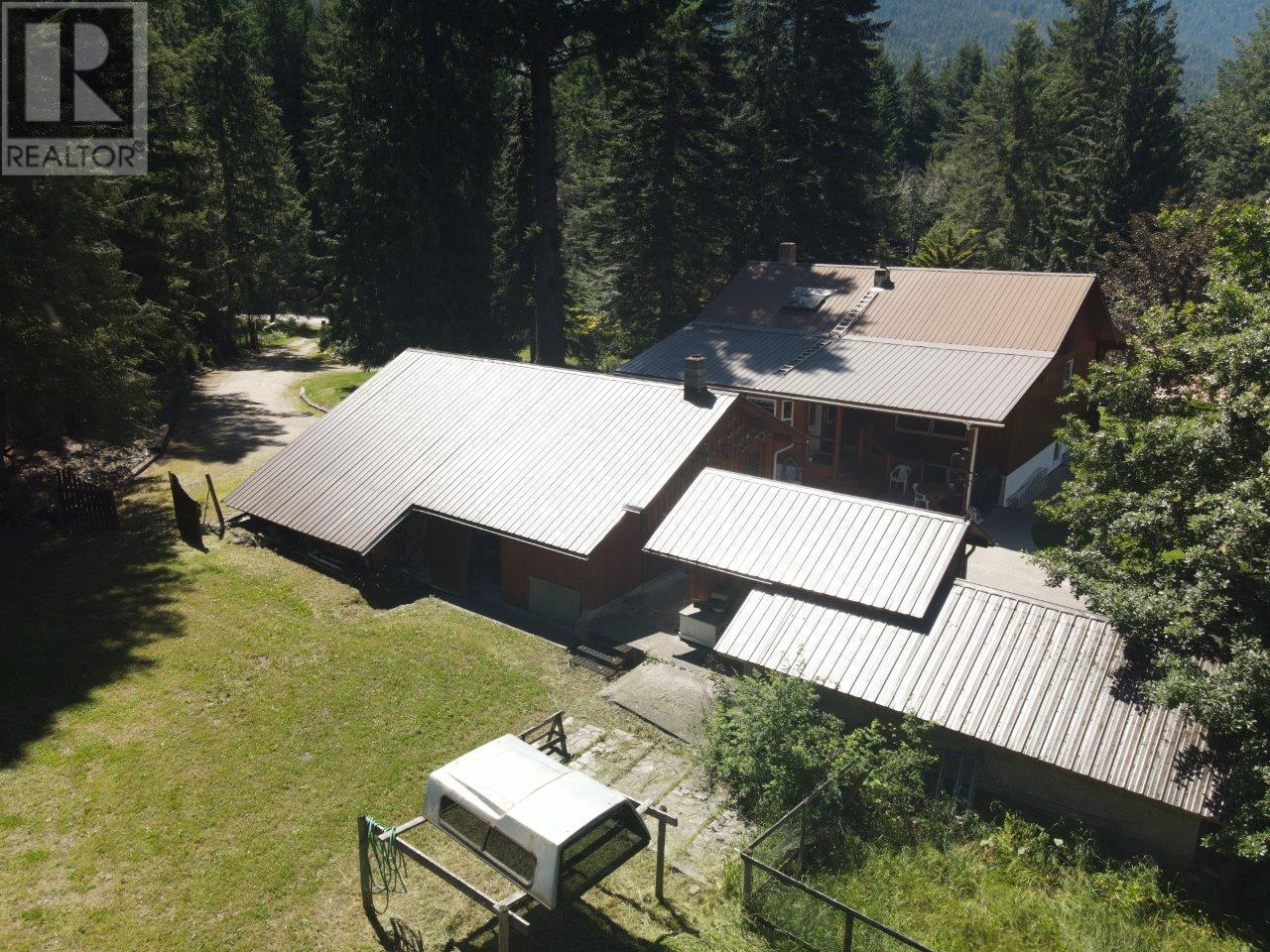7047 Harrop-Procter Road, Harrop, BC - Outdoor