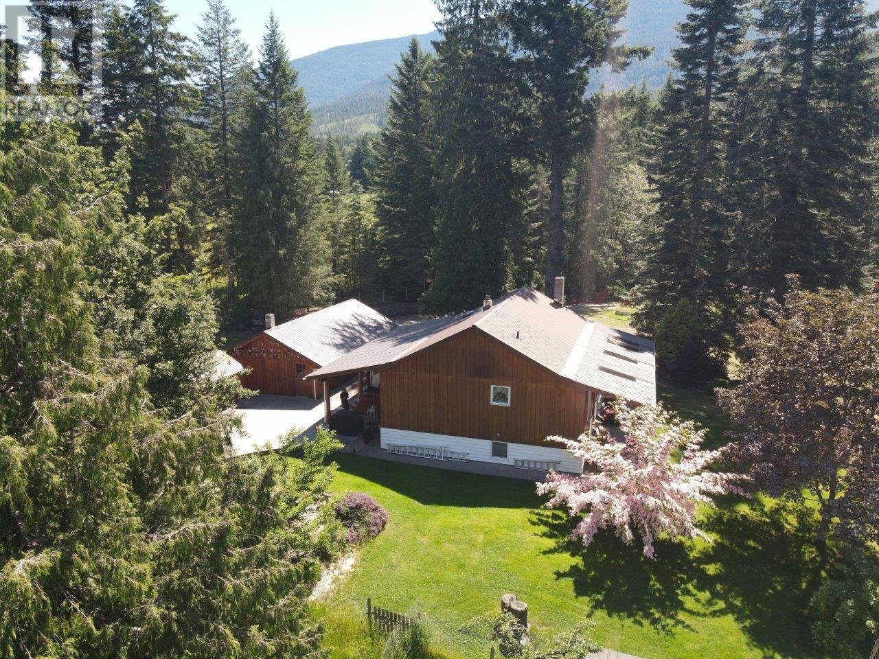 7047 Harrop-Procter Road, Harrop, BC - Outdoor