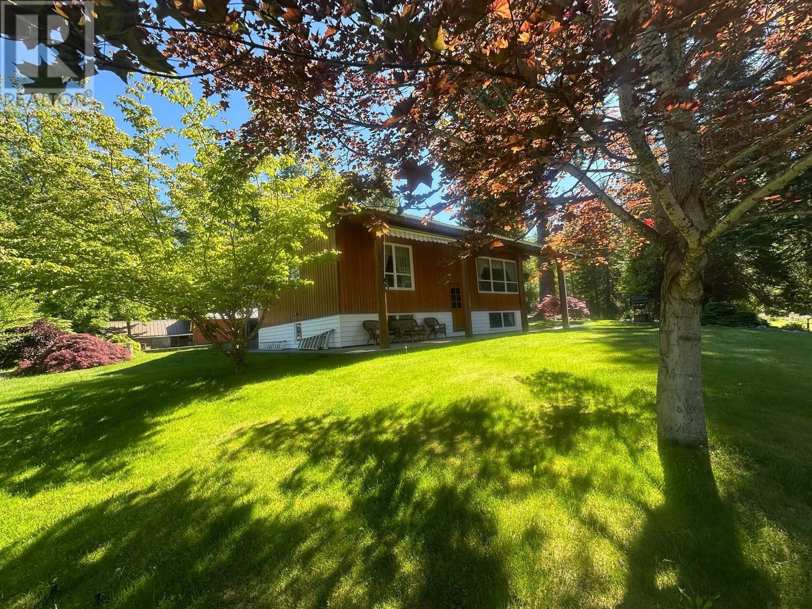 7047 Harrop-Procter Road, Harrop, BC - Outdoor