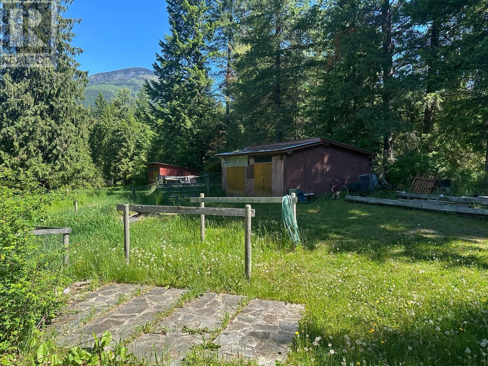 7047 Harrop-Procter Road, Harrop, BC - Outdoor
