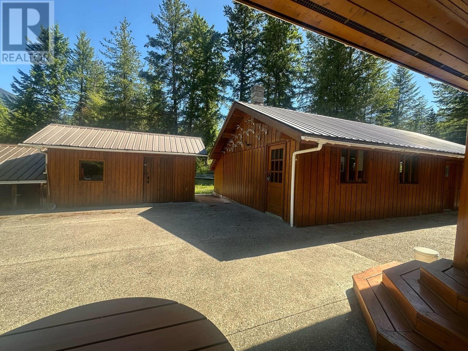 7047 Harrop-Procter Road, Harrop, BC - Outdoor