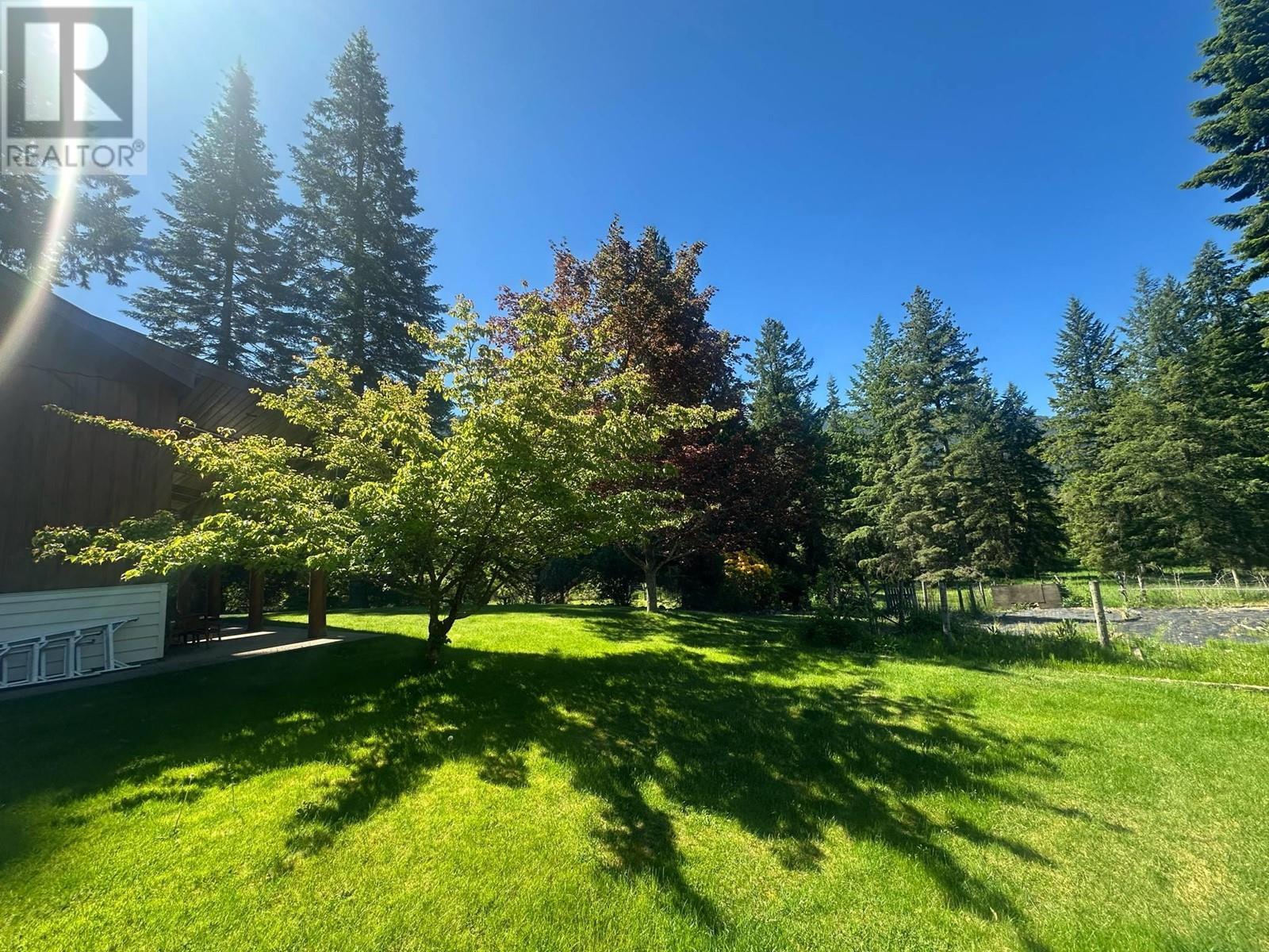 7047 Harrop-Procter Road, Harrop, BC - Outdoor