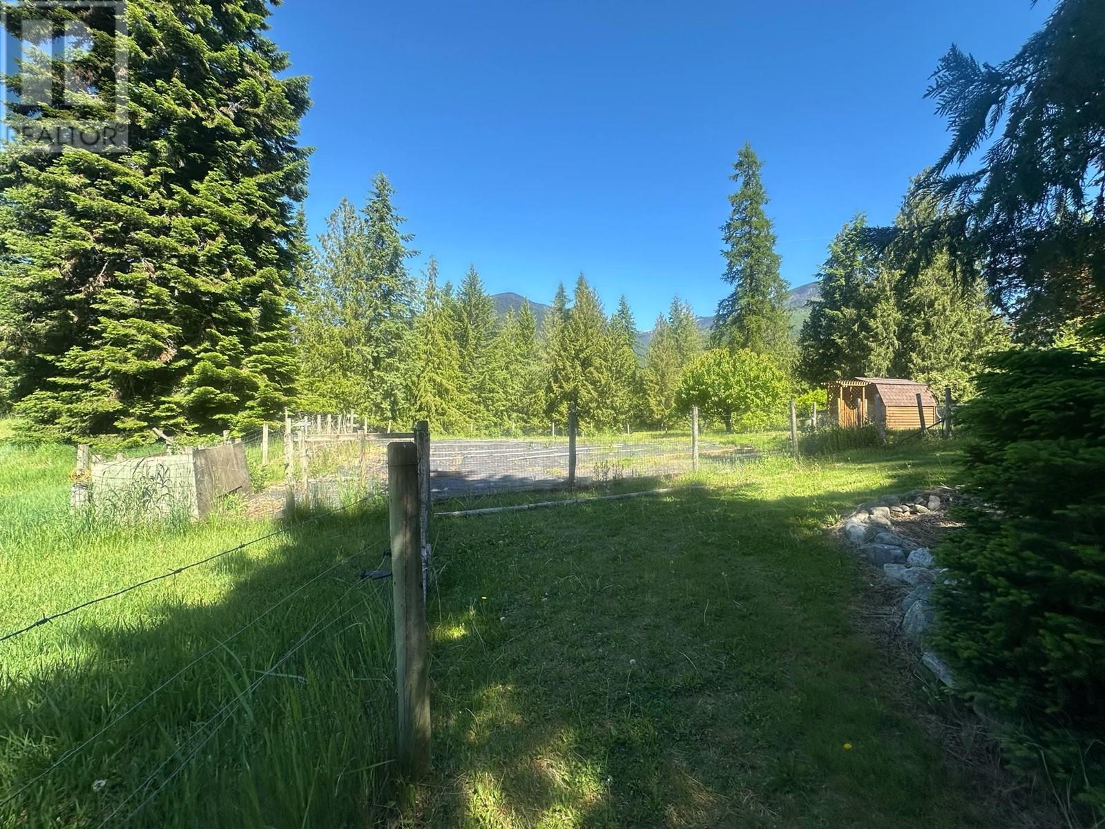 7047 Harrop-Procter Road, Harrop, BC - Outdoor
