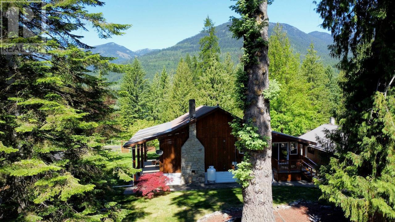 7047 Harrop-Procter Road, Harrop, BC - Outdoor