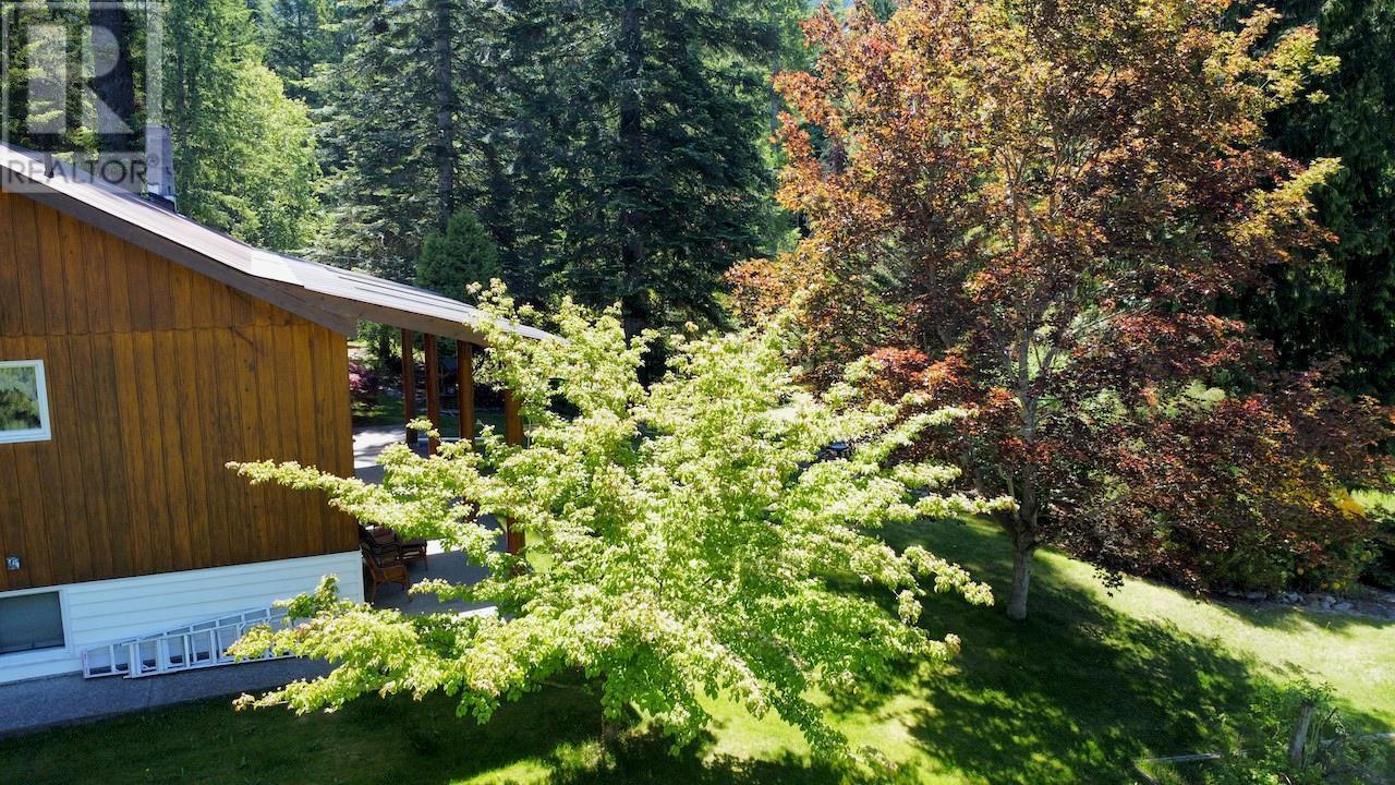 7047 Harrop-Procter Road, Harrop, BC - Outdoor