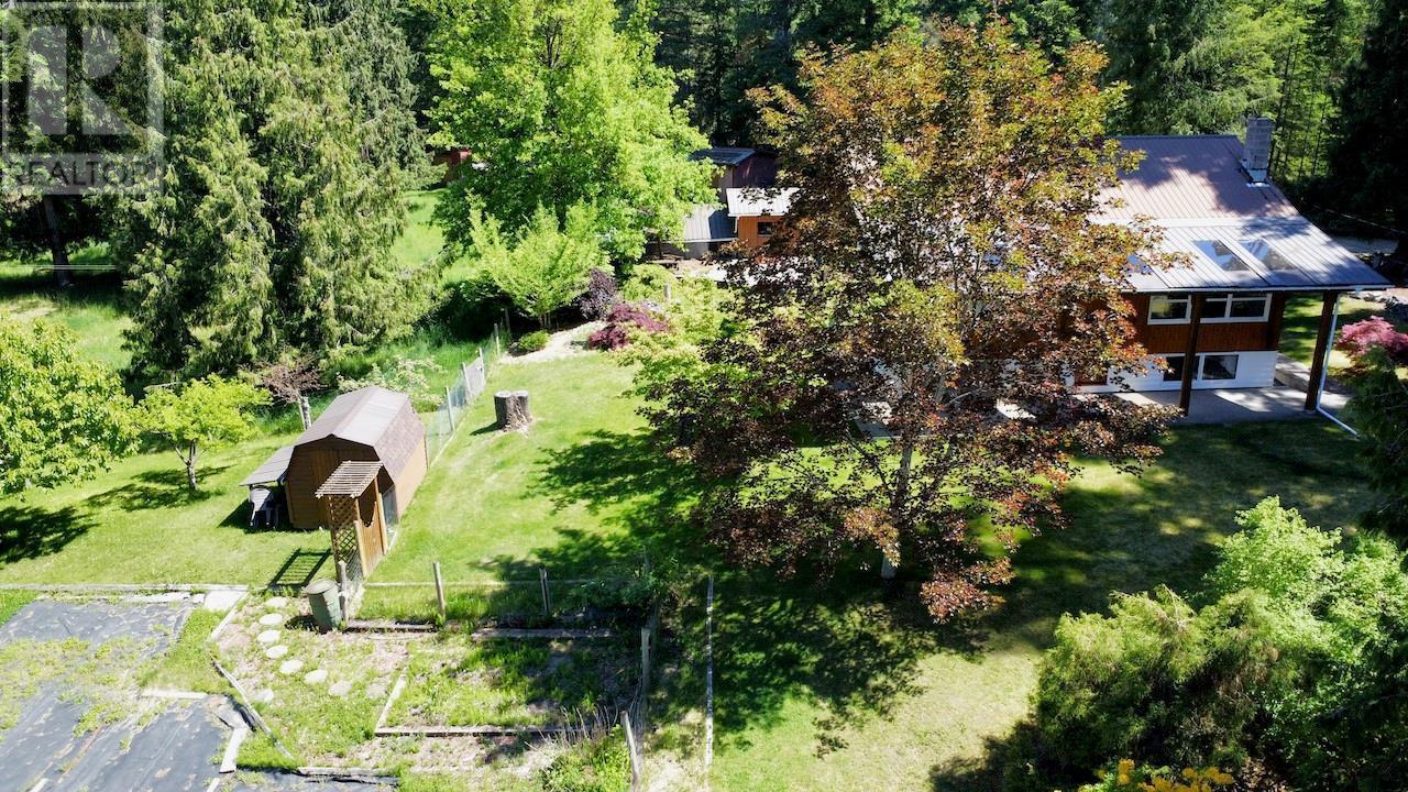 7047 Harrop-Procter Road, Harrop, BC - Outdoor