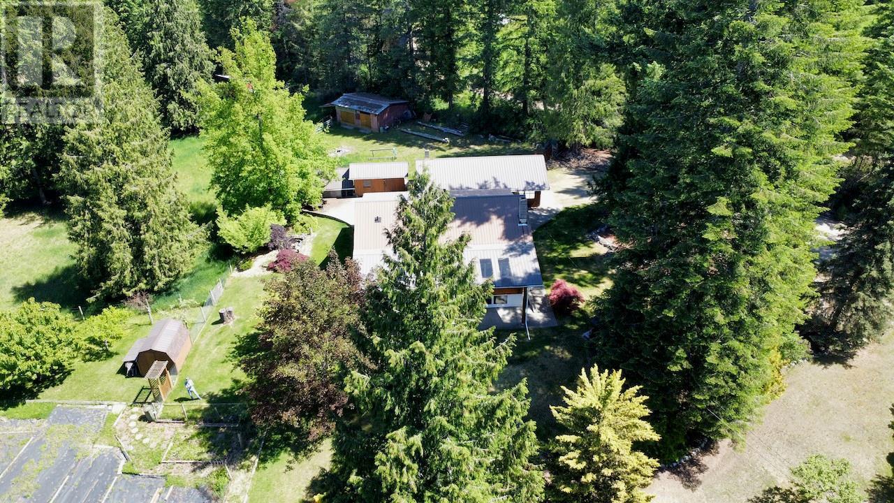 7047 Harrop-Procter Road, Harrop, BC - Outdoor