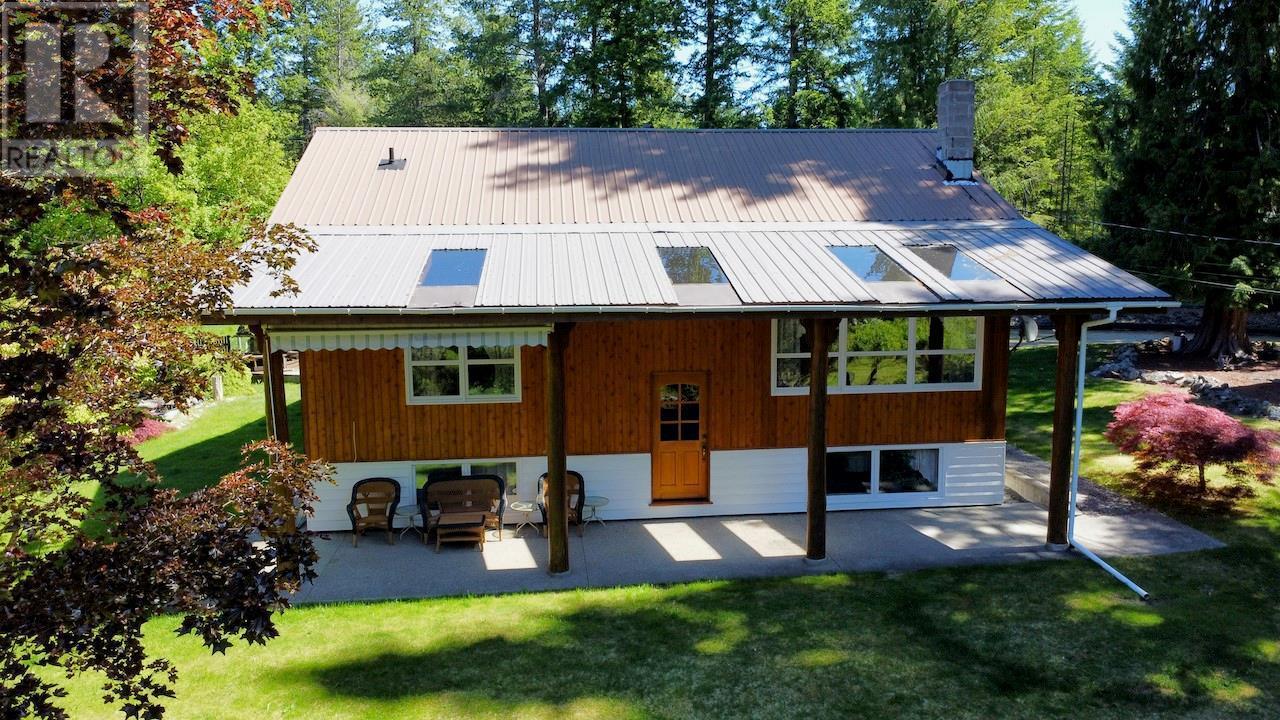 7047 Harrop-Procter Road, Harrop, BC - Outdoor