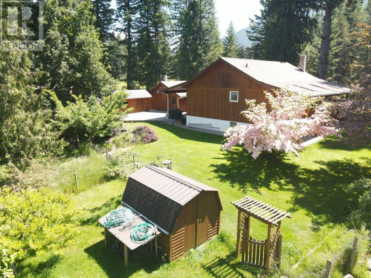 7047 Harrop-Procter Road, Harrop, BC - Outdoor