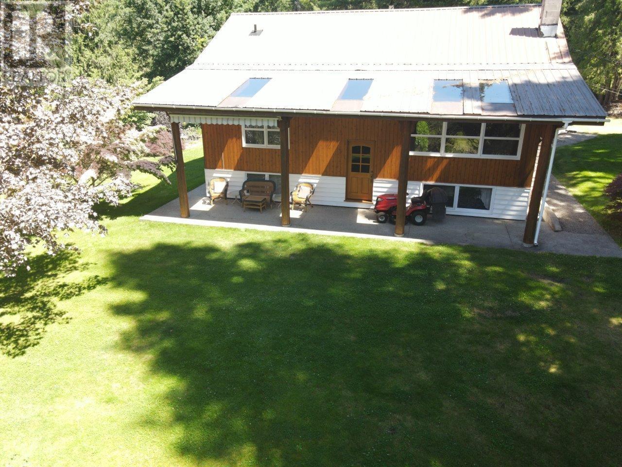 7047 Harrop-Procter Road, Harrop, BC - Outdoor