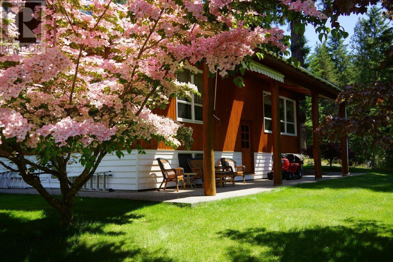 7047 Harrop-Procter Road, Harrop, BC - Outdoor