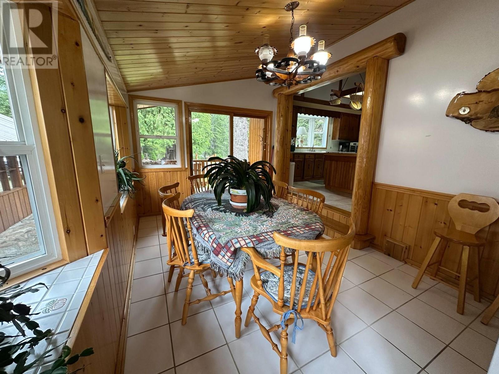 7047 Harrop-Procter Road, Harrop, BC - Indoor Photo Showing Dining Room