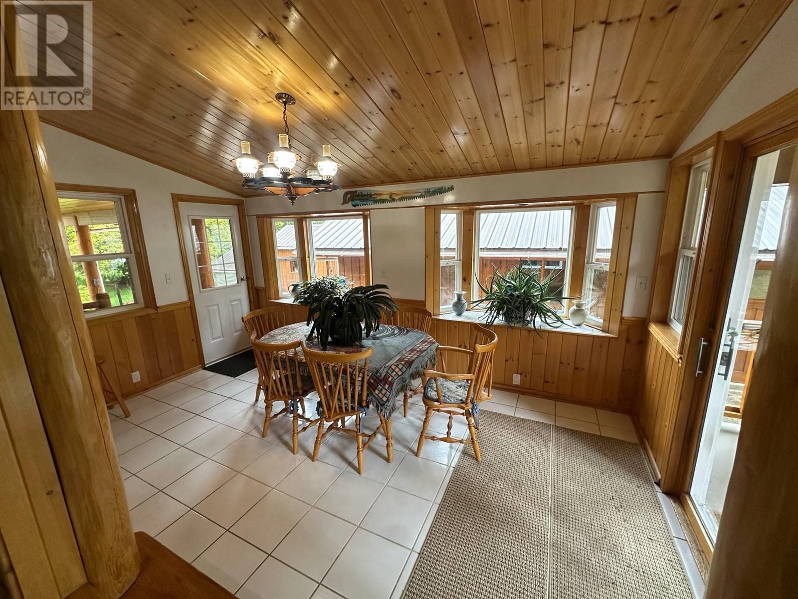 7047 Harrop-Procter Road, Harrop, BC - Indoor Photo Showing Dining Room