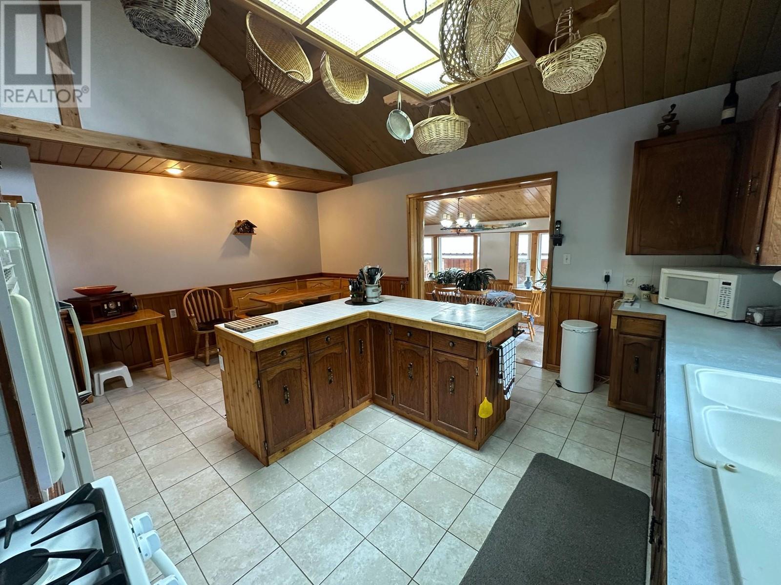 7047 Harrop-Procter Road, Harrop, BC - Indoor