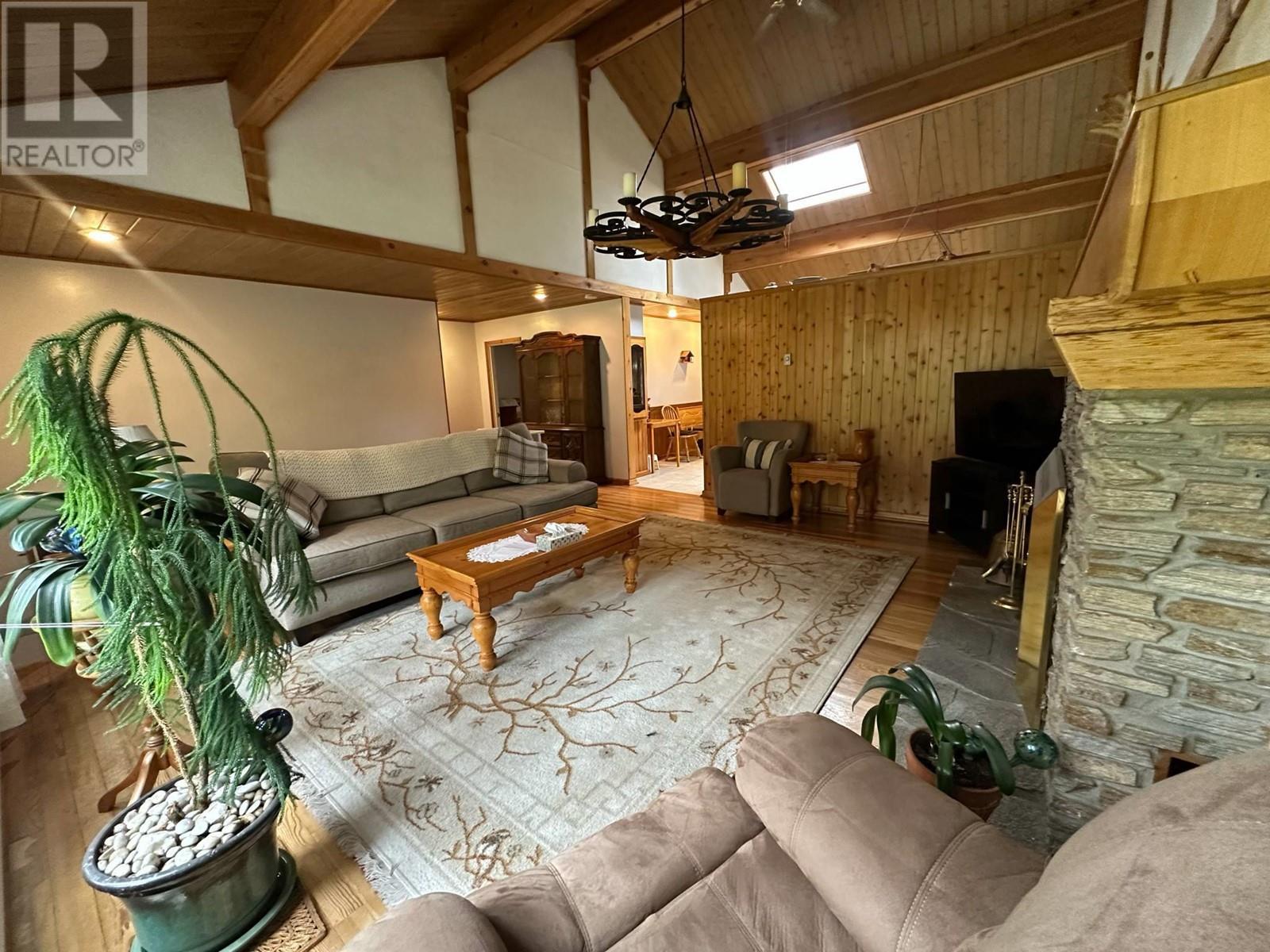 7047 Harrop-Procter Road, Harrop, BC - Indoor