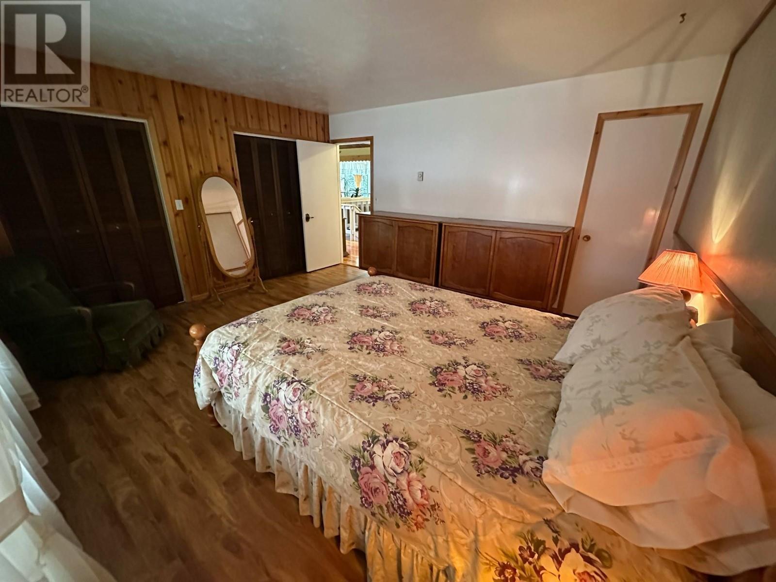 7047 Harrop-Procter Road, Harrop, BC - Indoor Photo Showing Bedroom