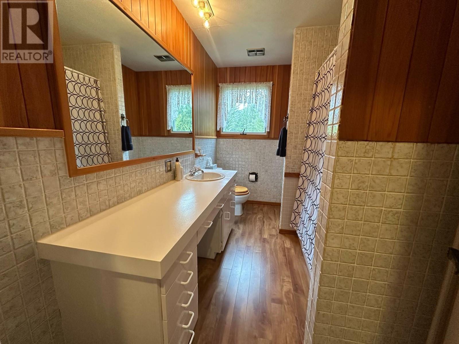 7047 Harrop-Procter Road, Harrop, BC - Indoor Photo Showing Bathroom