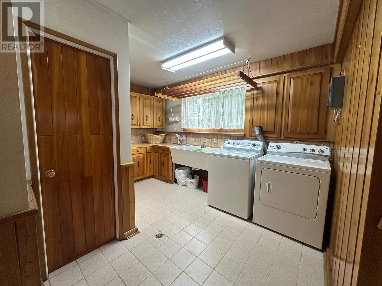 7047 Harrop-Procter Road, Harrop, BC - Indoor Photo Showing Laundry Room