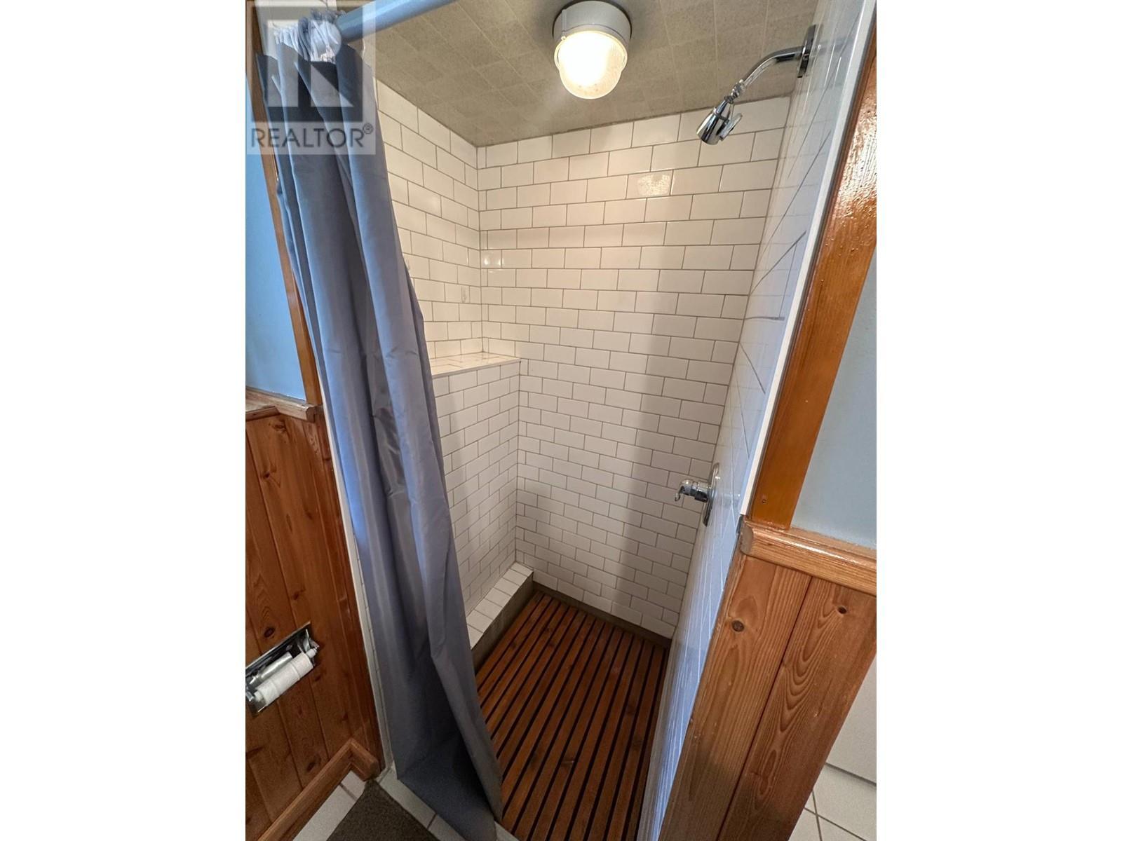 7047 Harrop-Procter Road, Harrop, BC - Indoor Photo Showing Bathroom