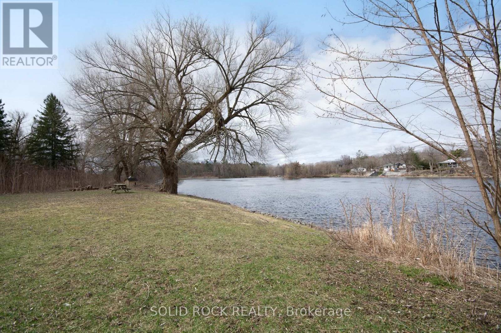 724 River Road, Ottawa, ON