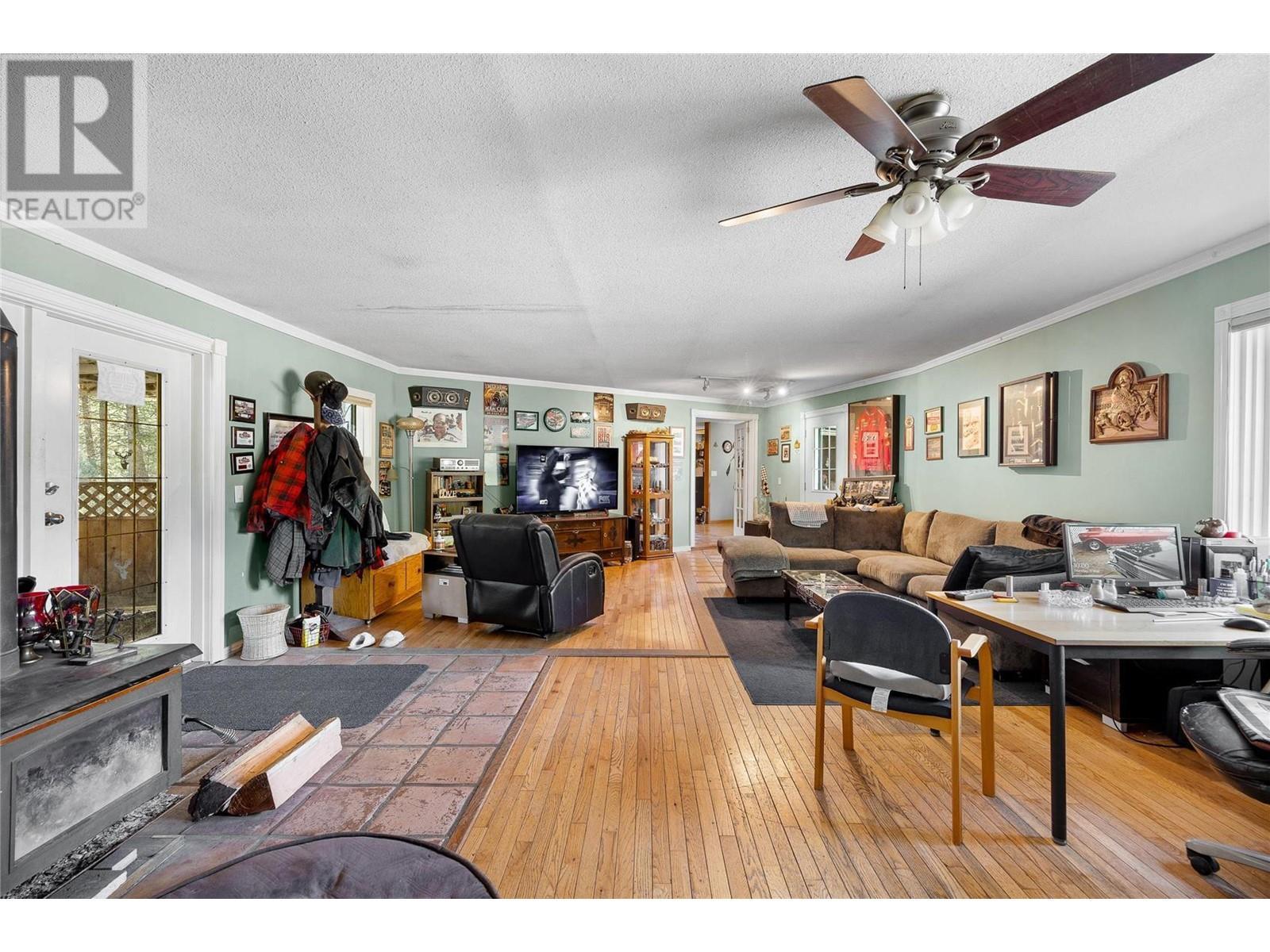 6580 33 Highway, Beaverdell, BC - Indoor