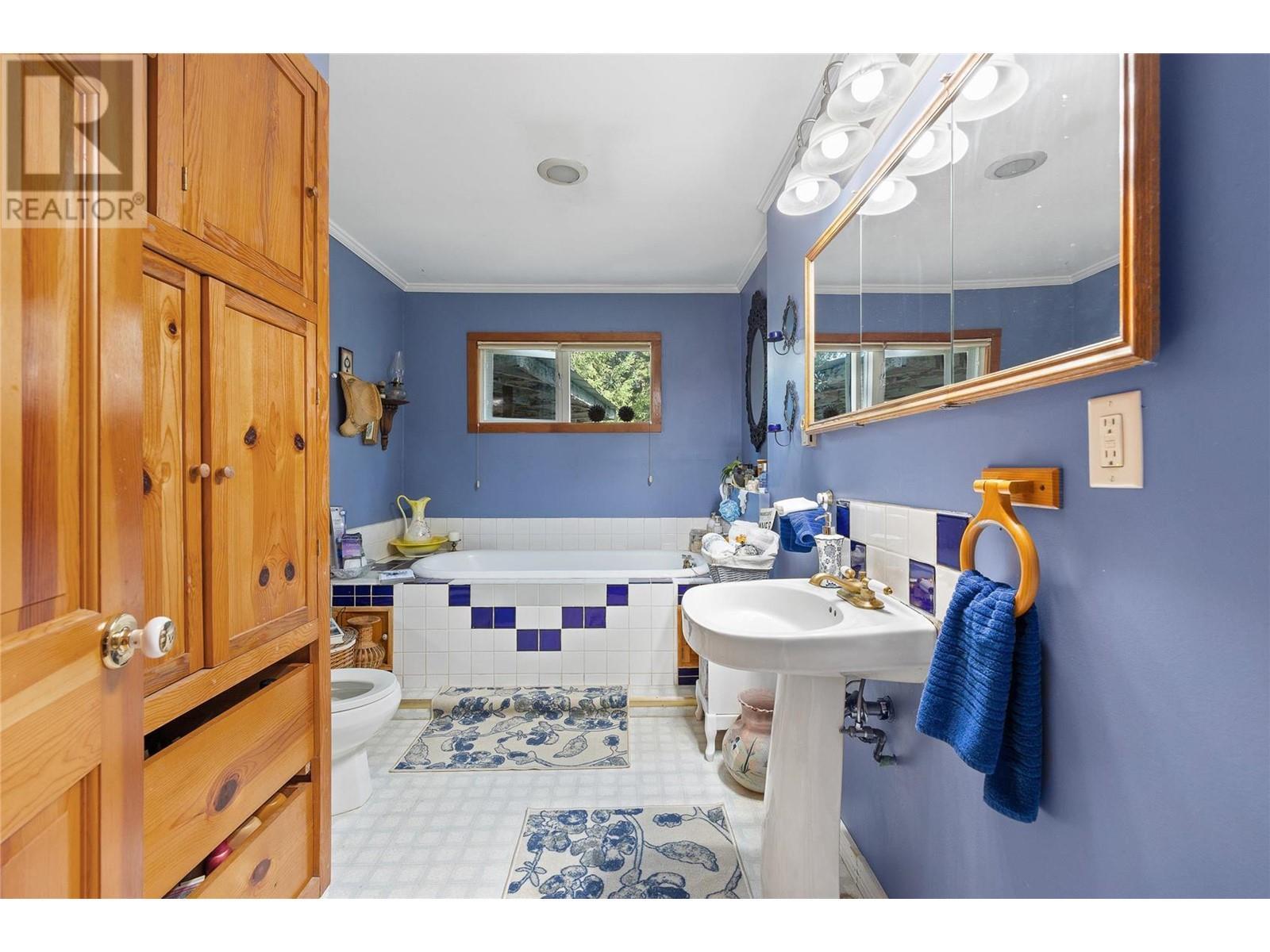 6580 33 Highway, Beaverdell, BC - Indoor Photo Showing Other Room