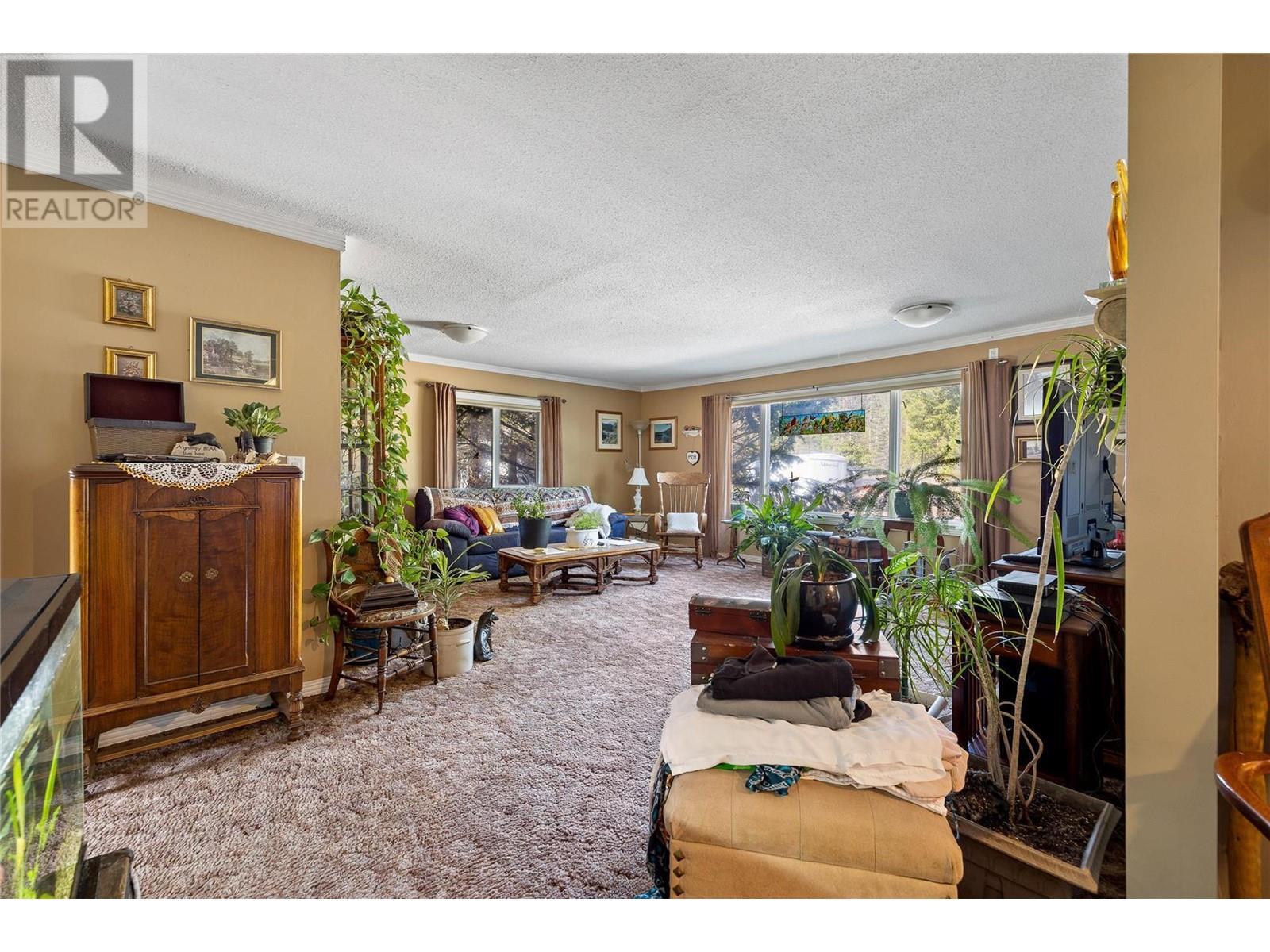 6580 33 Highway, Beaverdell, BC - Indoor