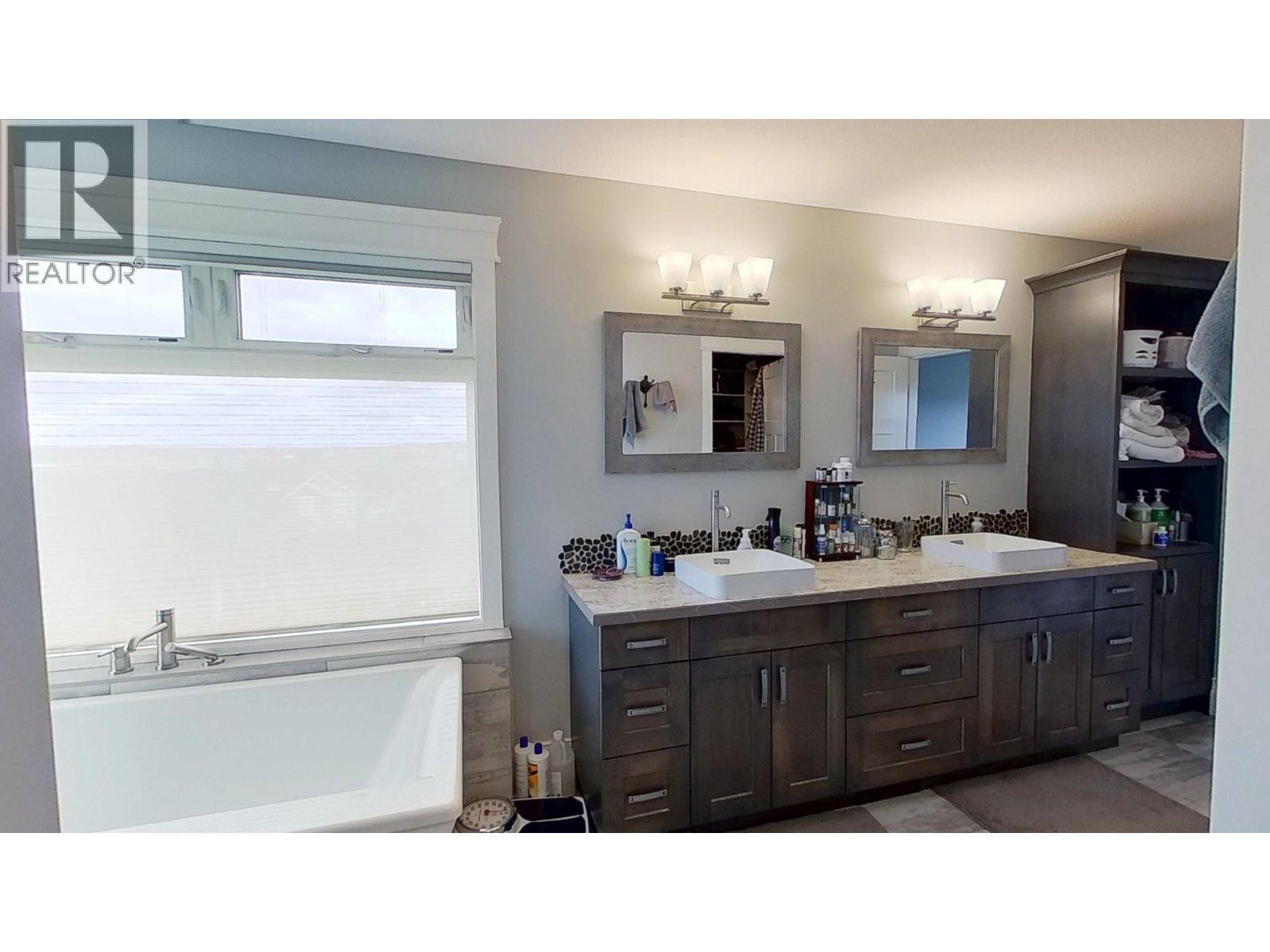 10604 108 Street, Fort St. John, BC - Indoor Photo Showing Bathroom