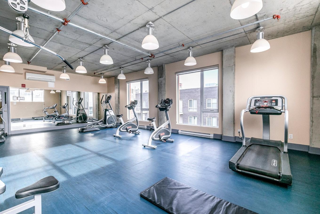 Exercise room - 520-1235 Rue Bishop, Montréal (Ville-Marie), QC - Indoor Photo Showing Gym Room