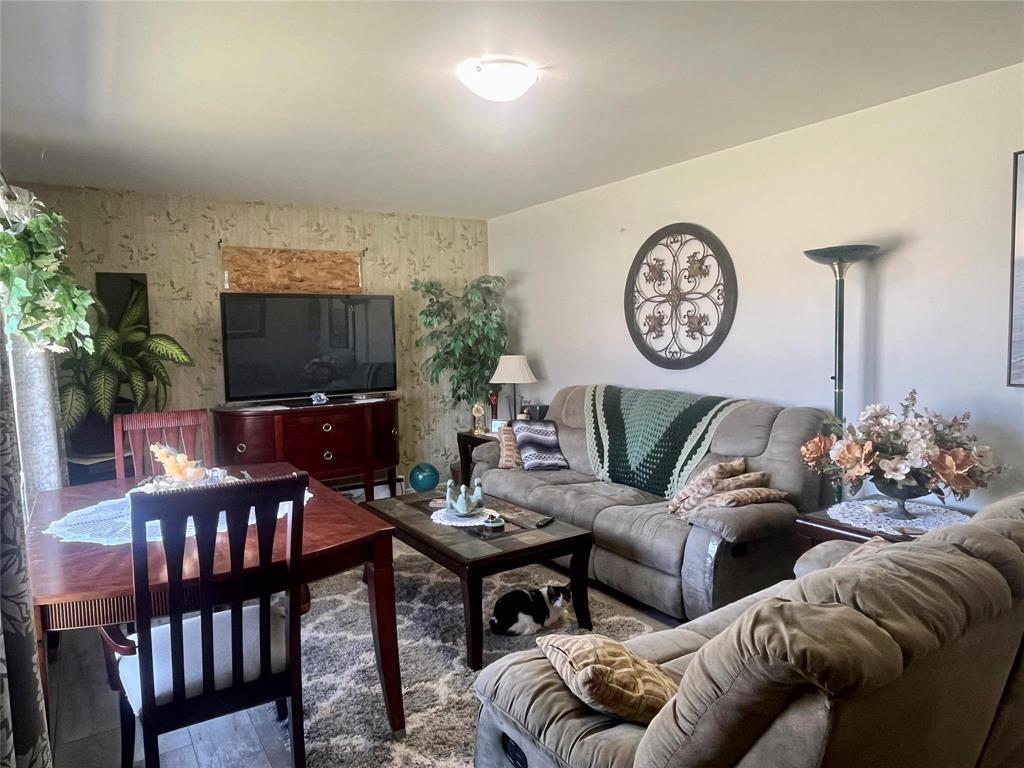 790 Cook Street, Boissevain, MB - Indoor Photo Showing Living Room