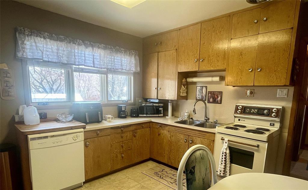 790 Cook Street, Boissevain, MB - Indoor Photo Showing Kitchen With Double Sink