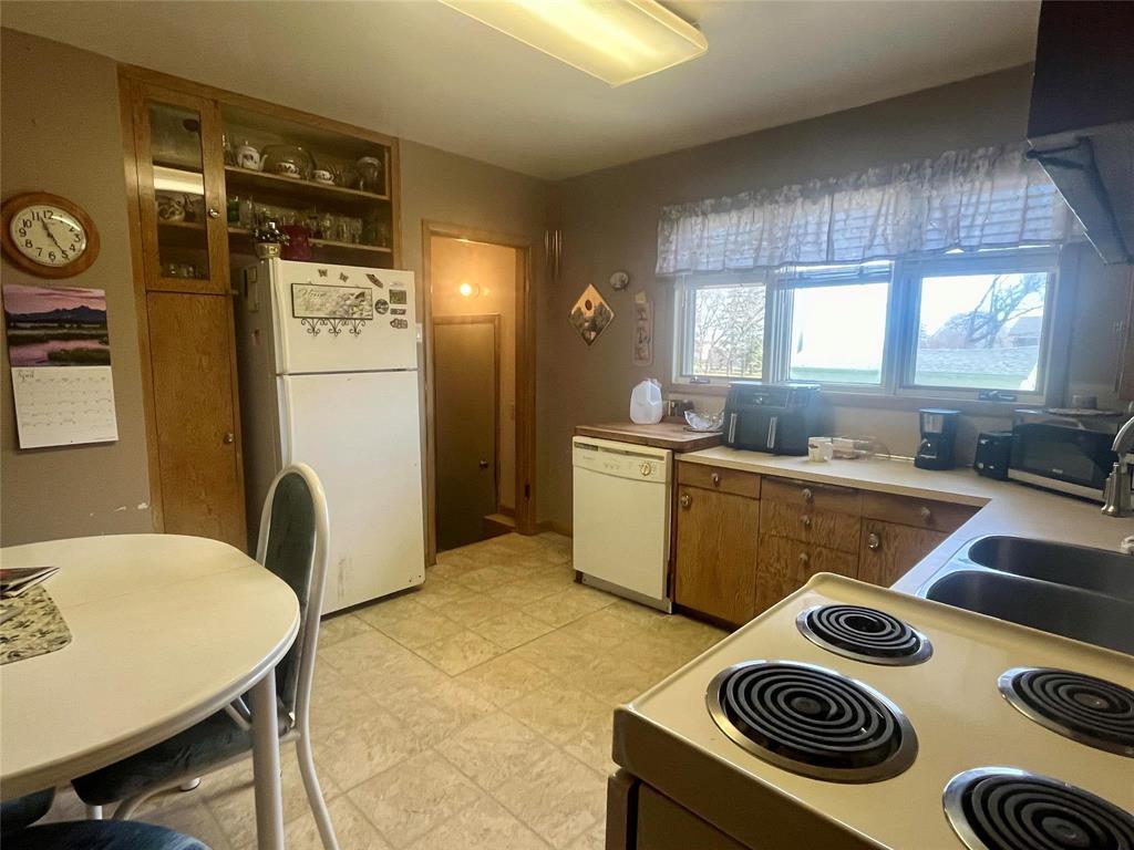 790 Cook Street, Boissevain, MB - Indoor Photo Showing Kitchen With Double Sink