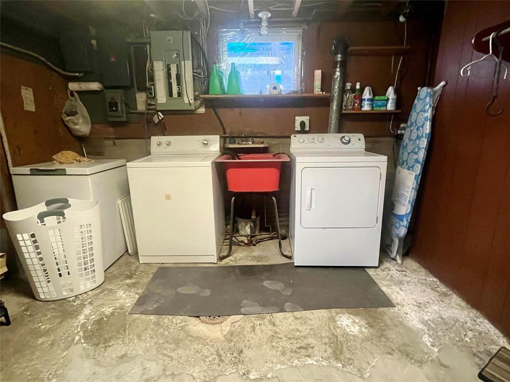 790 Cook Street, Boissevain, MB - Indoor Photo Showing Laundry Room
