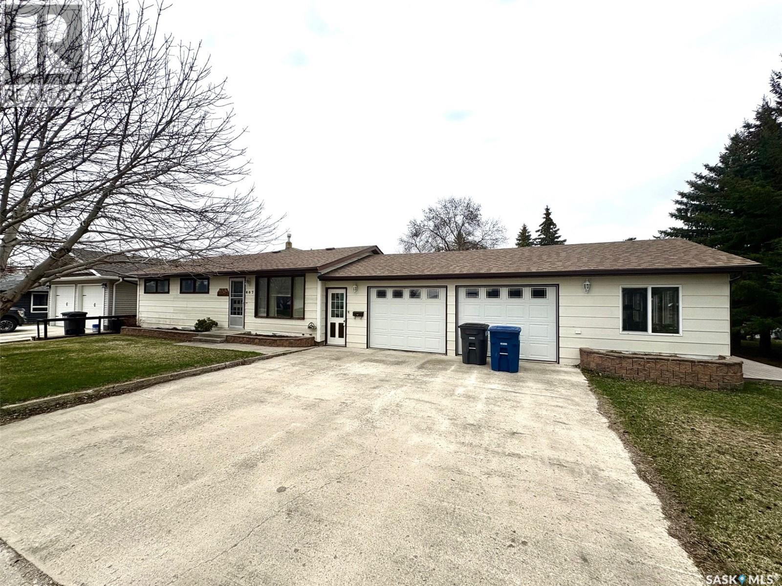 807 Elsinore Street, Whitewood, SK - Outdoor With Facade